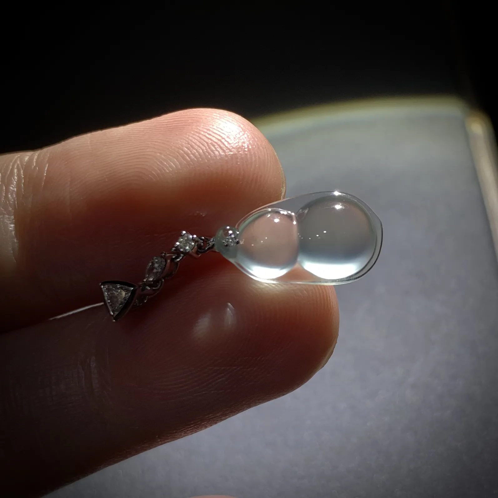 玻璃种精品豆子，
27-裸石17.2-8.8-5.5mm，
18K金，南非钻，