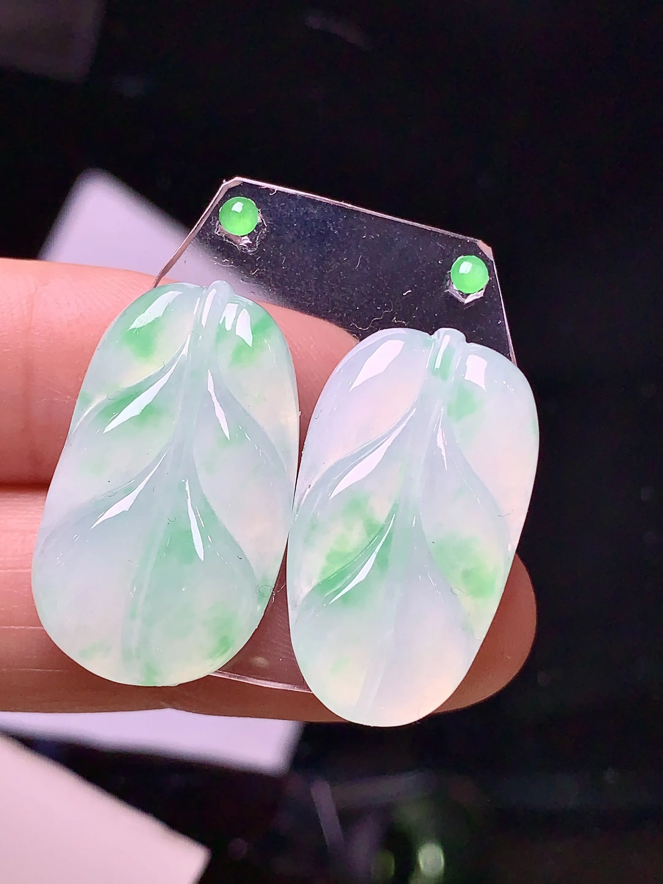镶嵌款 飘绿树叶一对 玉质细腻 色泽清新艳丽 整体尺寸24.5*14.2*3.5