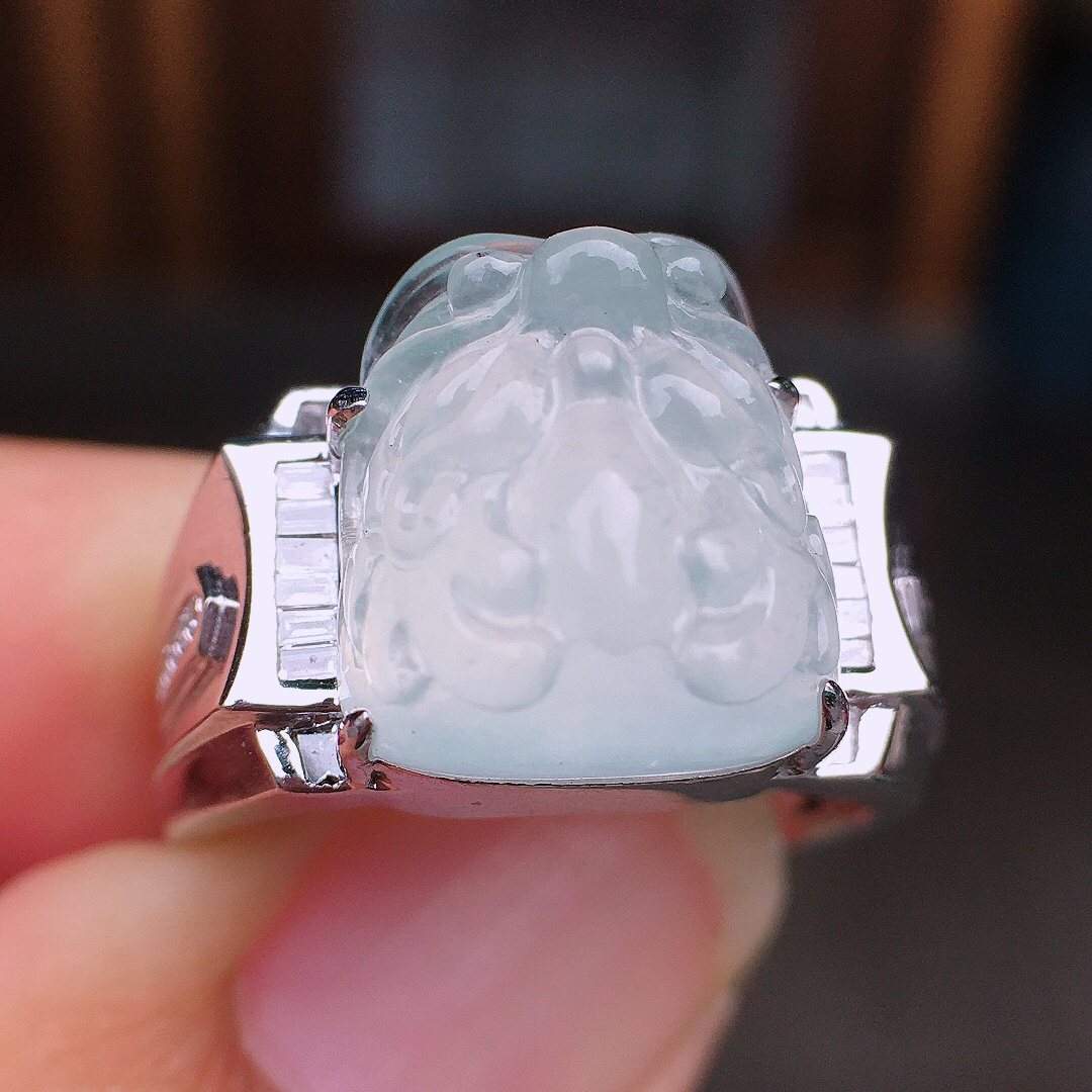 冰种貔貅戒指，玉质细腻，荧光感超
强，饱满圆润，尽显优雅气质，18k
金豪华镶嵌