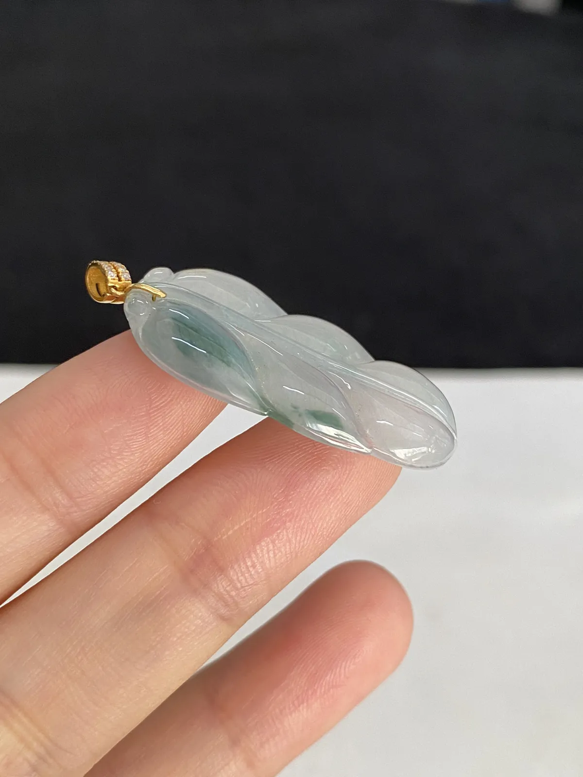 翡翠冰糯种白色叶子，伴钻石