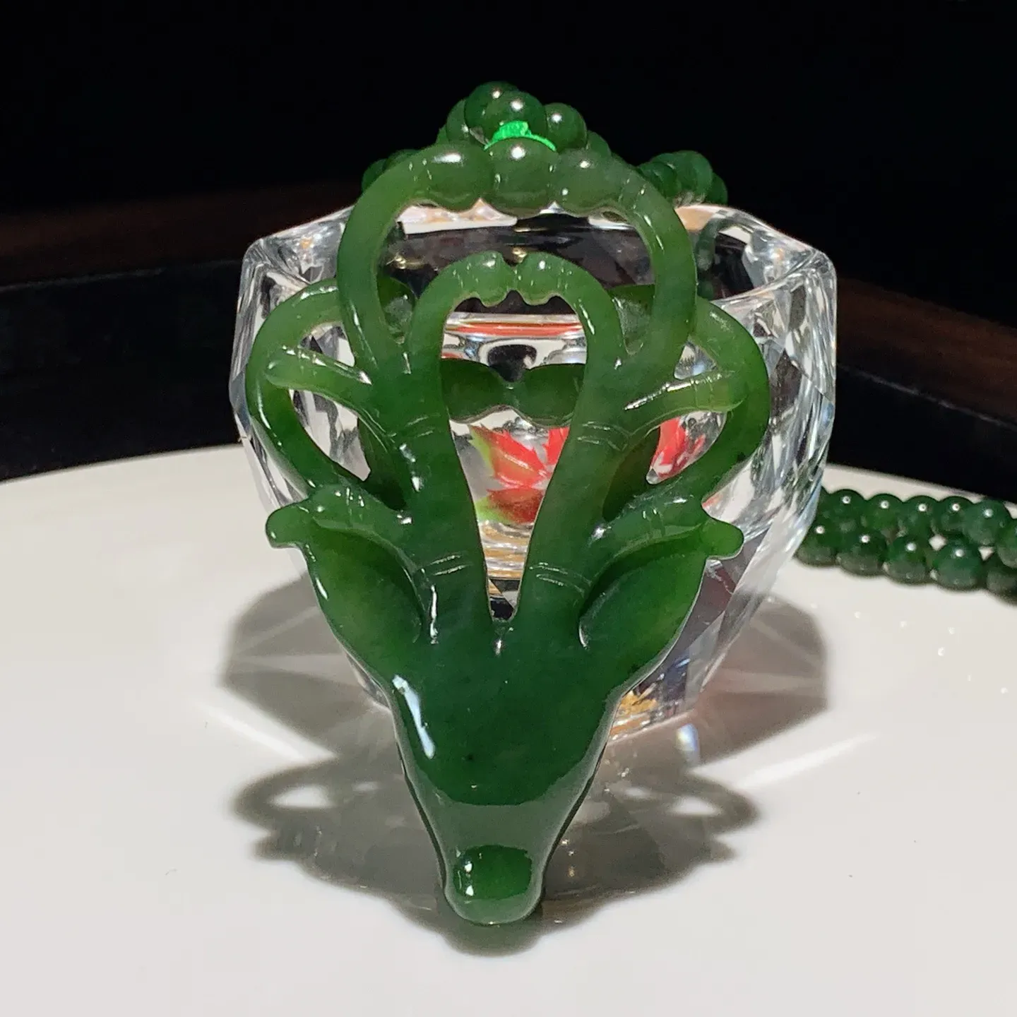 和田玉菠菜绿俄罗斯碧玉一路向前鹿头挂件。尺寸70/46/15重70克。玉质细腻油润。手推出油。佩戴高端典雅。lt251113