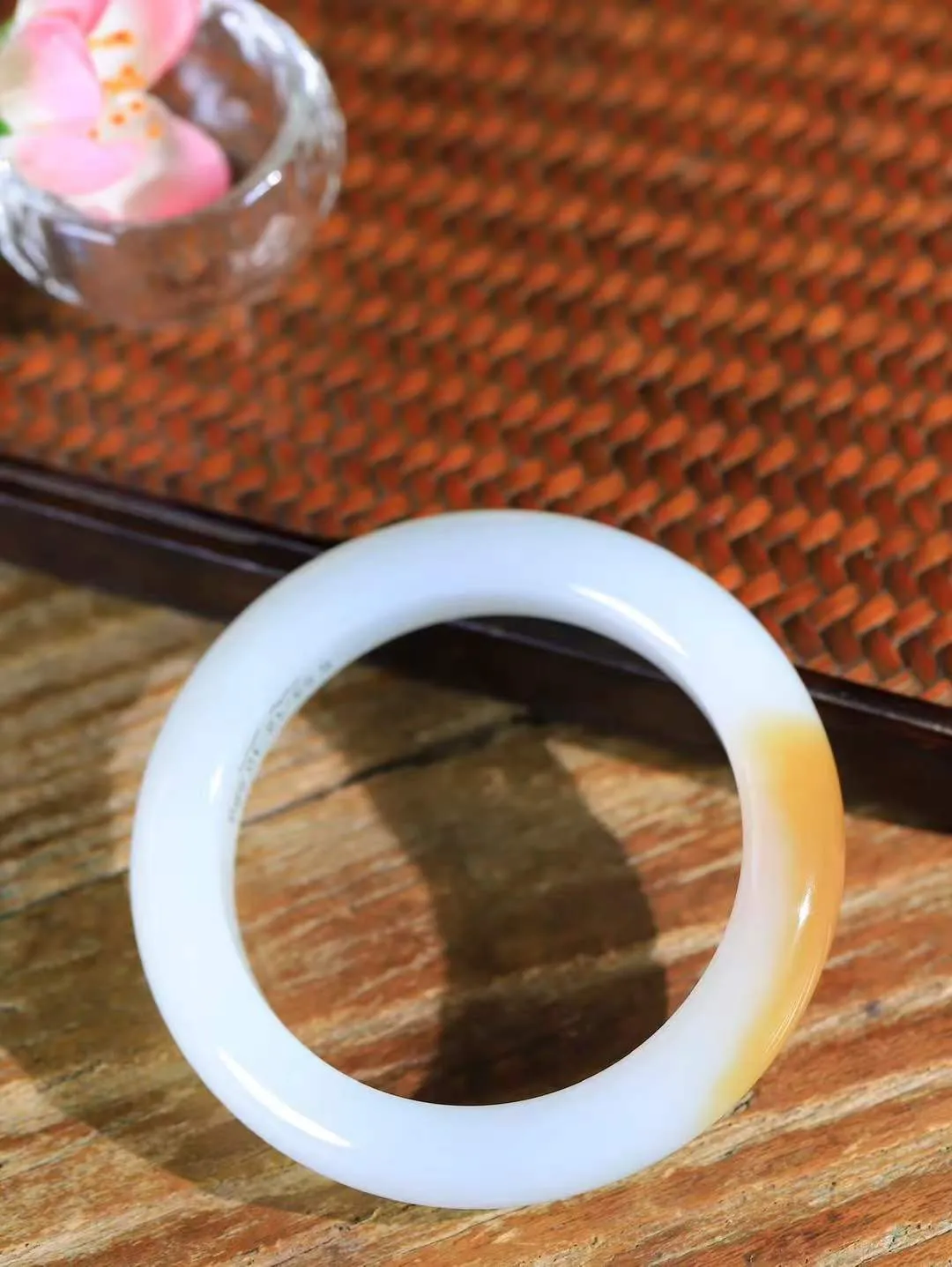 （温柔雅致.手镯）

收藏级臻品️和田玉糖白玉手镯。镯型饱满，温润细腻，脂润沁香。️执一卷书，沏一盏茶，着一袭裙，戴一只镯。淡淡浅笺，素心若兰，静赏玉中诗画。悠悠岁月，芊手轻摘，盛满诗样芳华。重59克   尺寸53-12.5-10mm    FDA-321101300