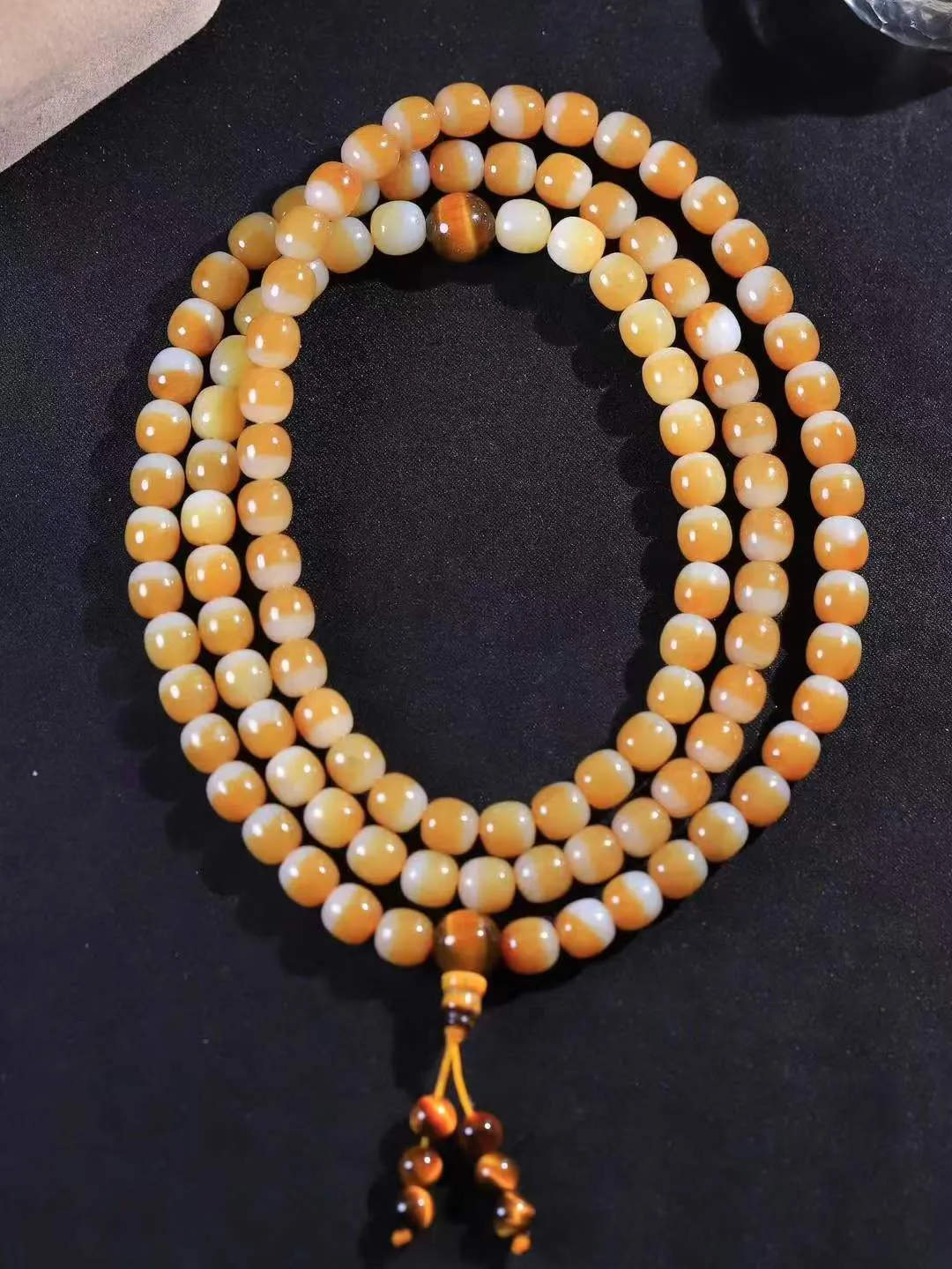 【链.108】

精品️和田玉糖白玉老型珠挂链 玉质温润细腻 油性十足 佩戴舒适。珠珠落玉盘，间关莺语花底滑，一生美好时光，无论身在何处，都有它相伴相守。事事顺遂，幸福美满，吉祥如意。重100克 尺寸取一8-7.9mm FDL-441101333