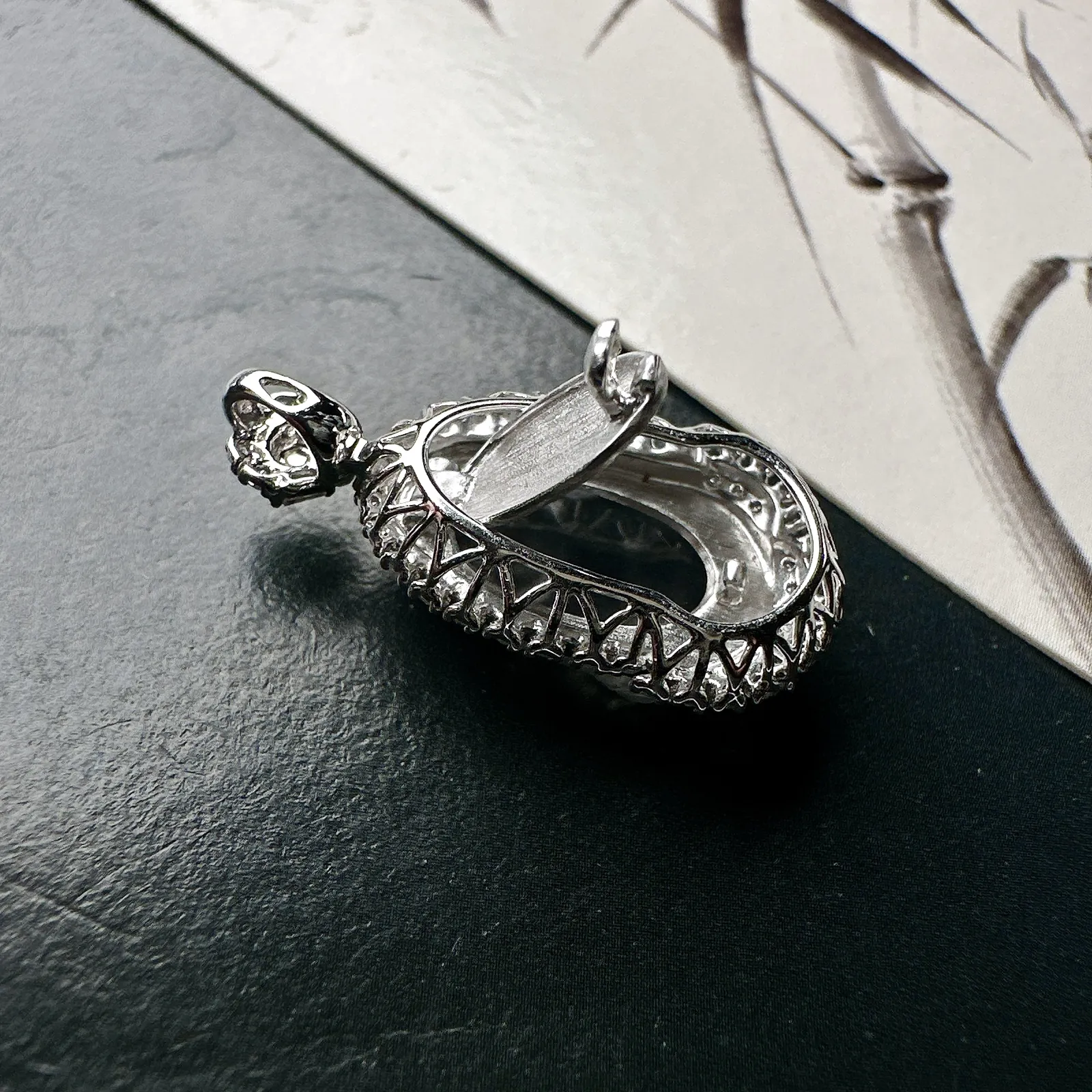 【冰种宝宝观音吊坠】乌鸡黑钢料，种水上乘，晶莹剔透，纯净通透，莹光感很强，18k金钻镶嵌，裸石尺寸15.7*9.5*3.5毫米