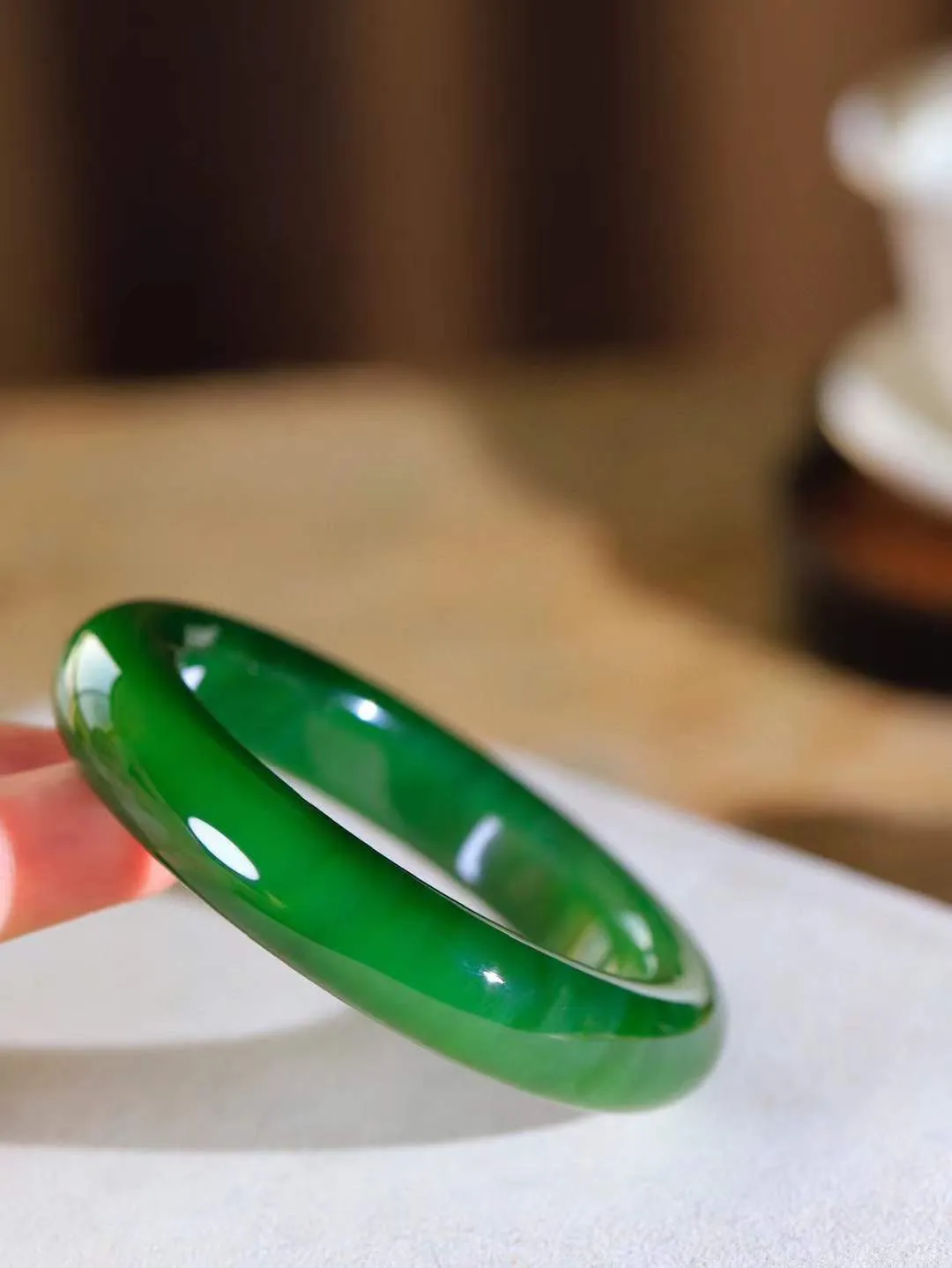 【碧波流转·手镯】

典藏级臻品️和田玉碧玉猫眼手镯，玉质细腻温润，手感舒适，️线条流畅，简约大气，美自天成，佩戴于腕间，婉约之美，举手投足间透出那份低调奢华，醉人心扉。
重84.2克 内径圈口56mm尺寸13.8-11.6mm  FDA-131101308