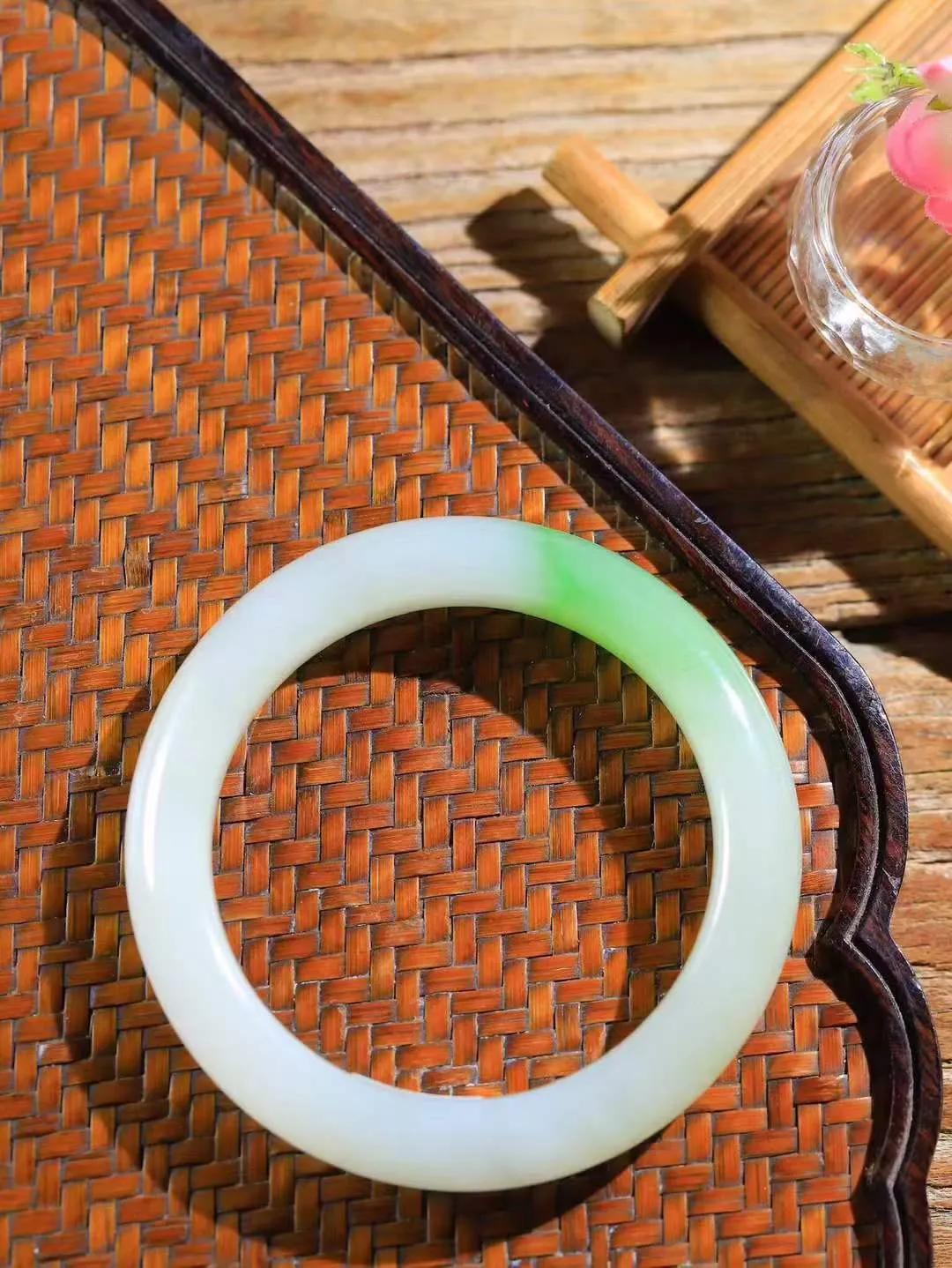 【翠色怡人.手镯】

典藏级臻品和田玉翠青手镯，精品超级美镯，玉质细腻饱满，️温润脂香，仙雾缥缈，怡静如画，意蕴十足～，戴于腕间，神秘与高贵并存，给人以出尘的风雅，优美脱俗，气质非凡。重67.2克 内径58mm尺寸12.4-10.3mm191151300A