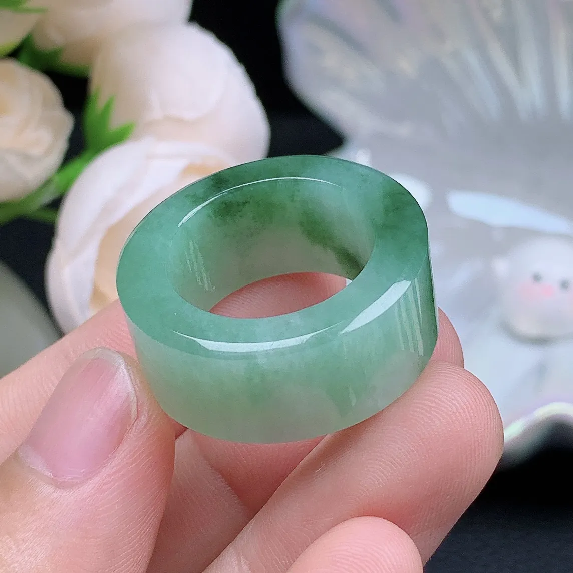 缅甸老坑种翡翠水润飘绿花扳指玉指环  水润通透 尺寸：19-12.2-5.3mm 20号圈口5S