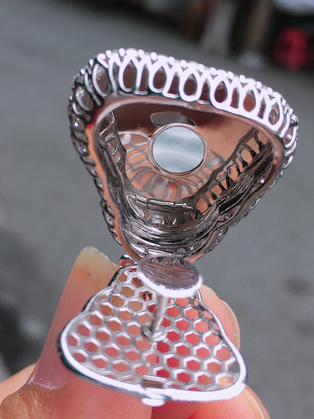 冰种【财神爷】吊坠，玉质细腻，荧光感超
强，饱满圆润，尽显优雅气质，18k
金豪华镶嵌