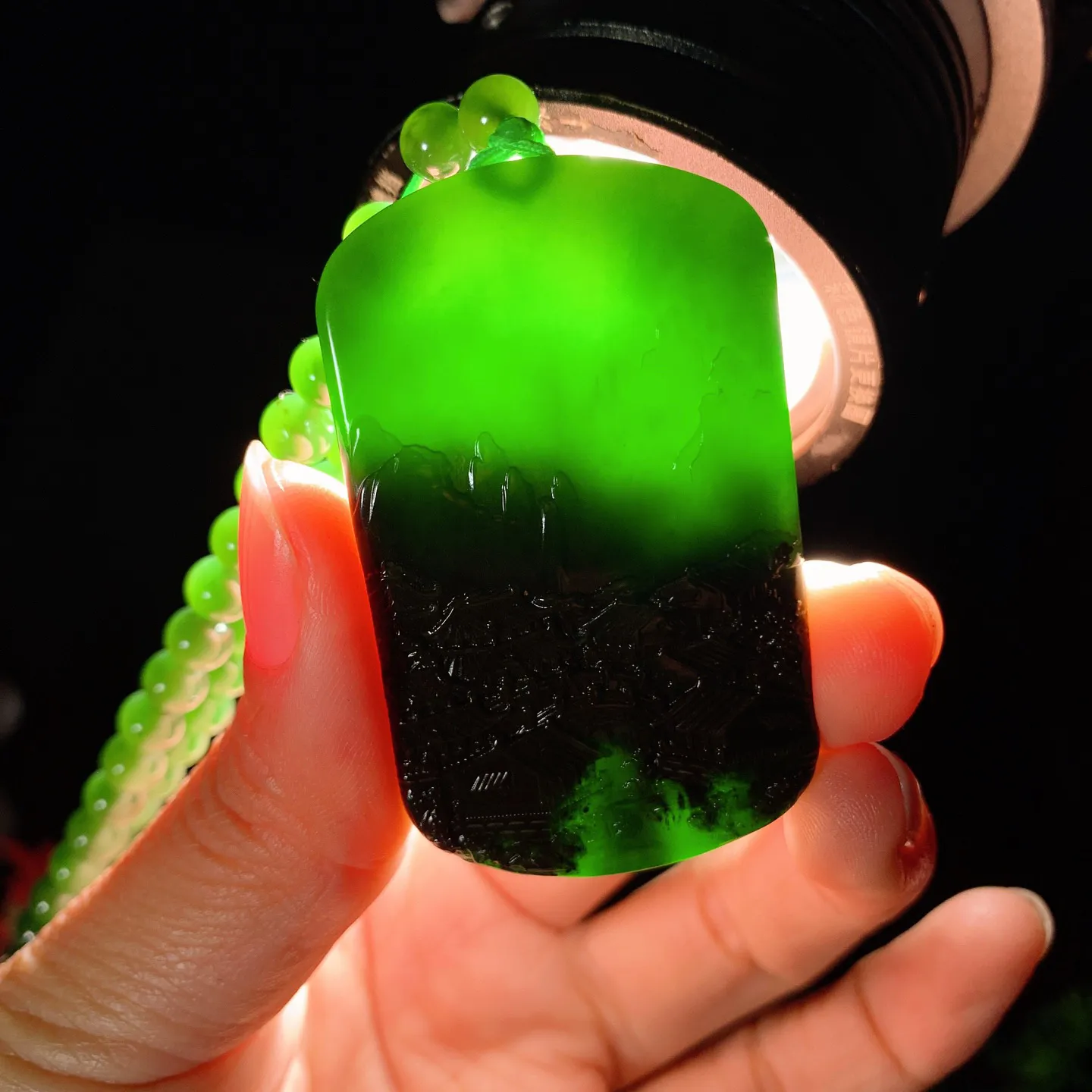 和田玉七号矿红皮料阳绿俄罗斯碧玉山水怡情牌子挂件。尺寸54/33/7重69.5克。玉质细腻油润。手推出油。佩戴高端典雅。lt251113