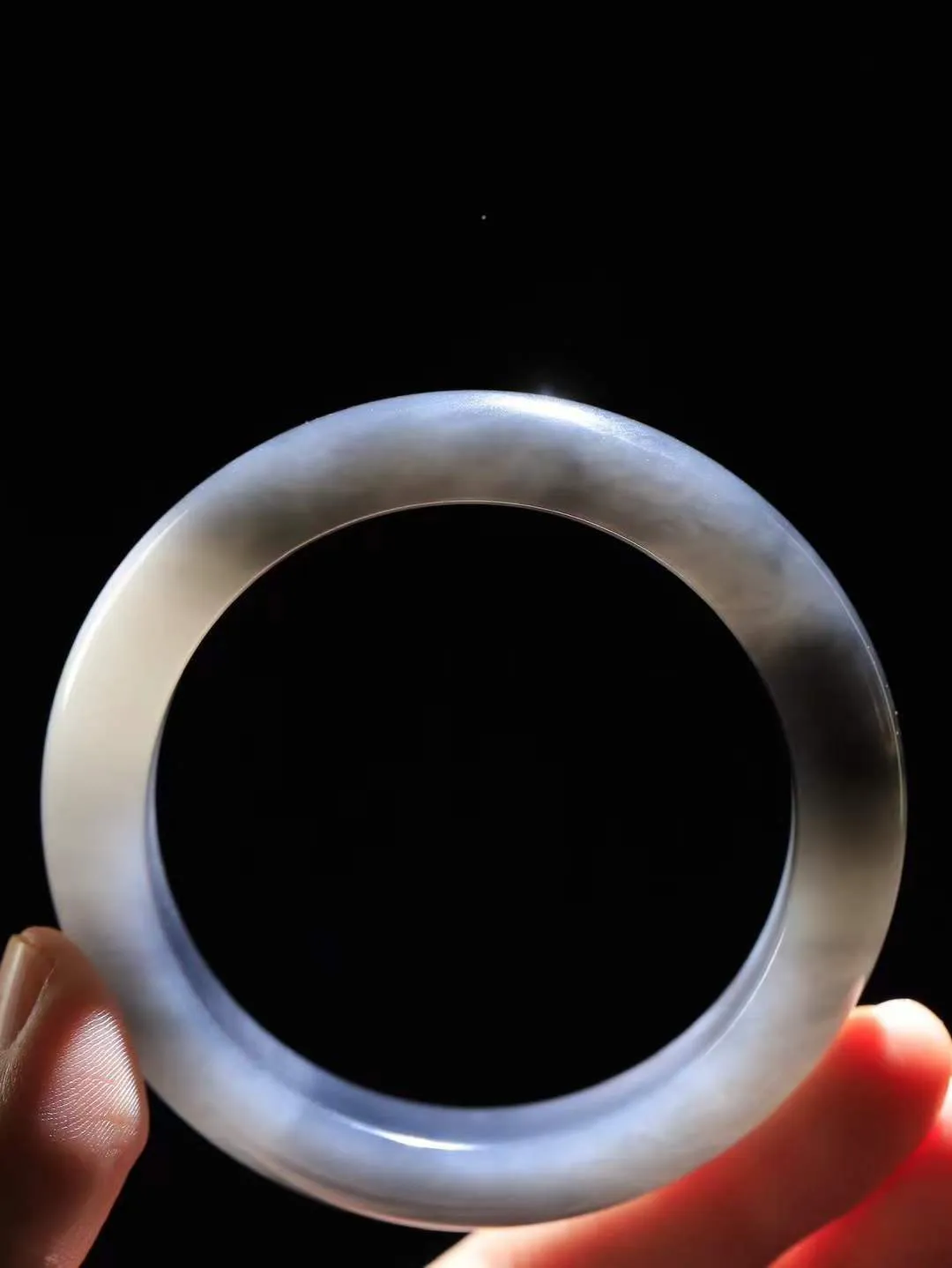 （一见钟情.手镯）

精品️和田玉烟紫白双色手镯，玉质温和莹润，精光内蕴，手感舒适。整器简约，打磨光洁，让人爱不释手，料美艺精，萦绕于手，尽显高贵之姿。重74.5克 内径58.5mm尺寸14.5-9.8mm   FDL-101101373