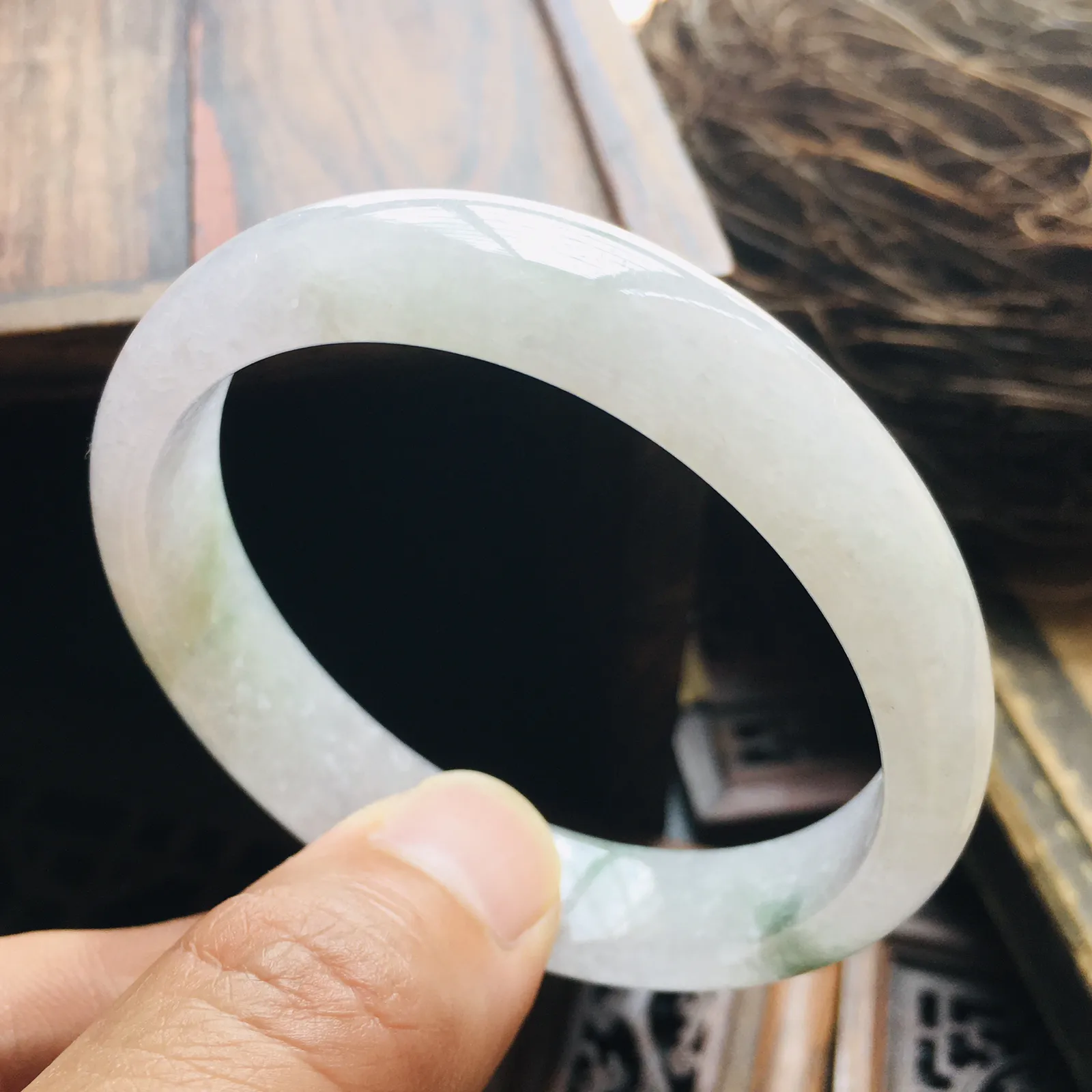 贵妃55.6冰飘花手镯，特色韵味雪花棉，自然光实拍～尺寸：55.6*48.3*12.1*6.9（毫米），适合正圈53.5圈口大小，手工测量略有误差