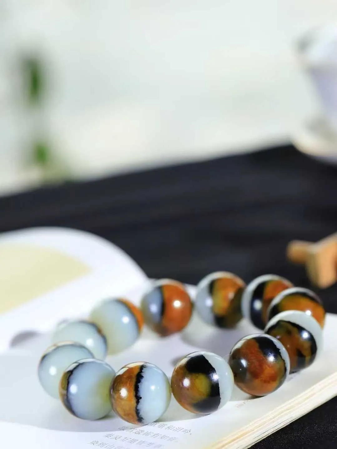 【珠圆玉润.手串】

精品️和田玉三色珠圆玉润手串 玉质温润细腻  整串打磨圆润，佩戴舒适。珠珠落