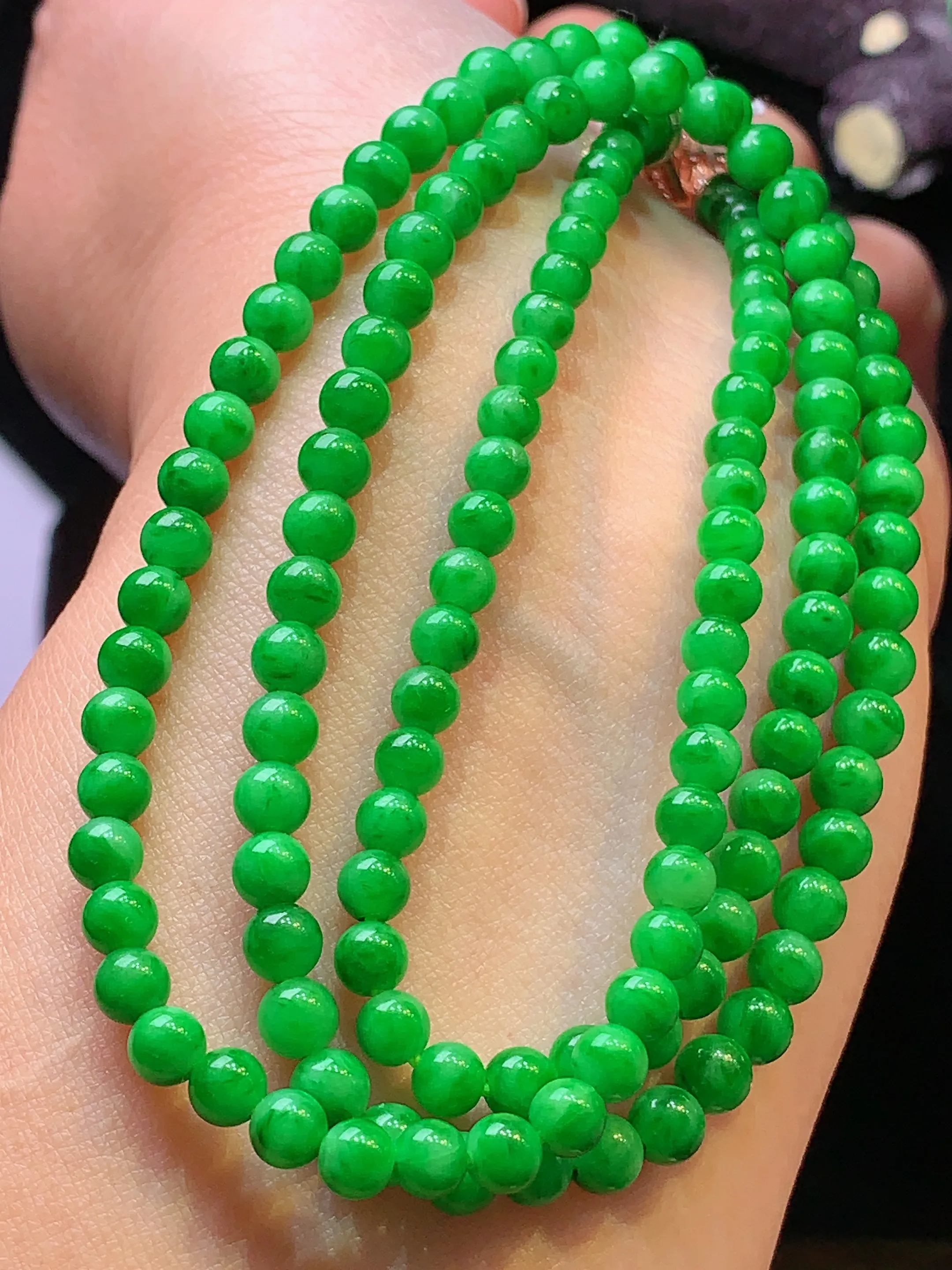 满绿圆珠项链 玉质细腻 色泽清新艳丽 整体尺寸4.3