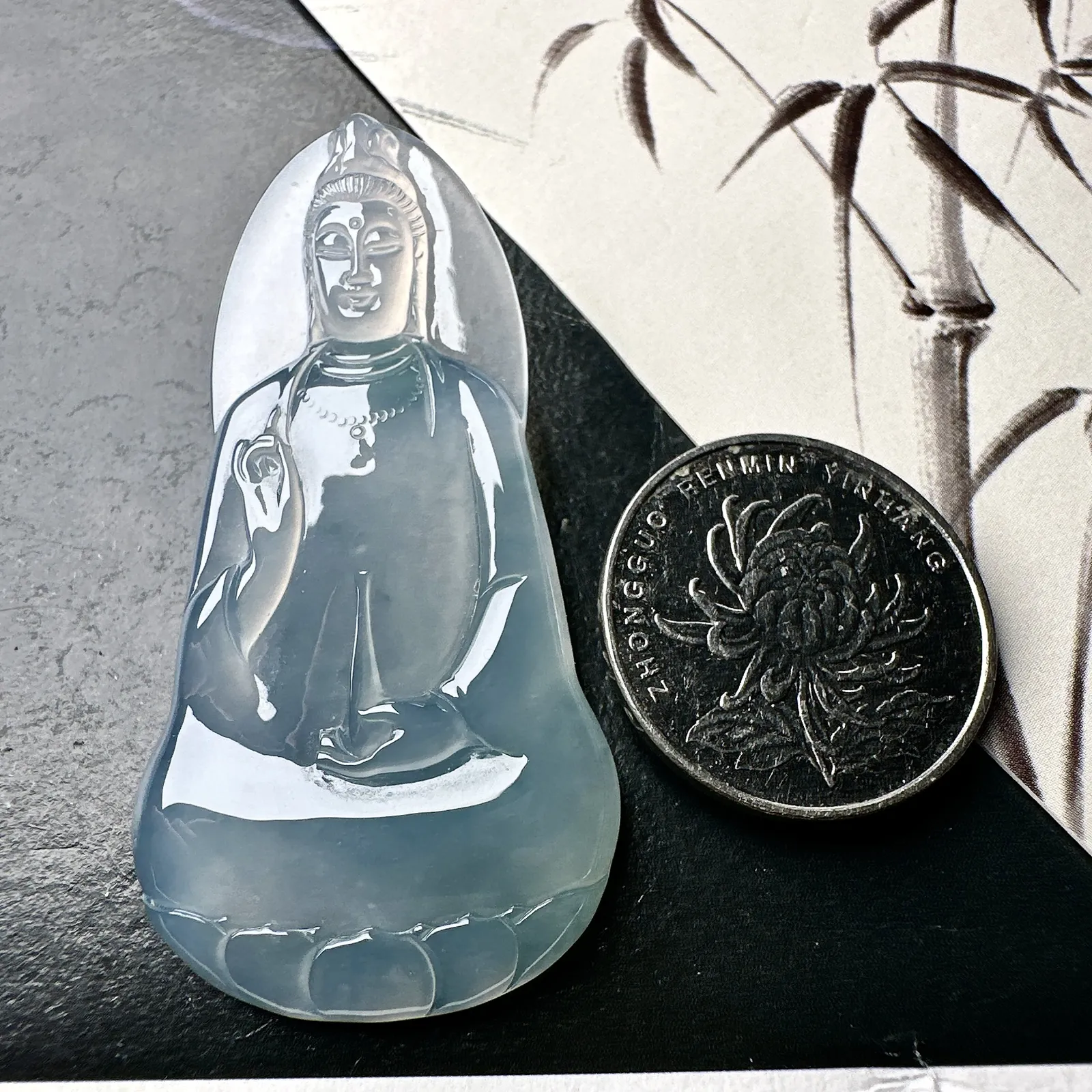 【冰种素衣观音】质地细腻，通透度上佳，冰感十足，适合佩戴