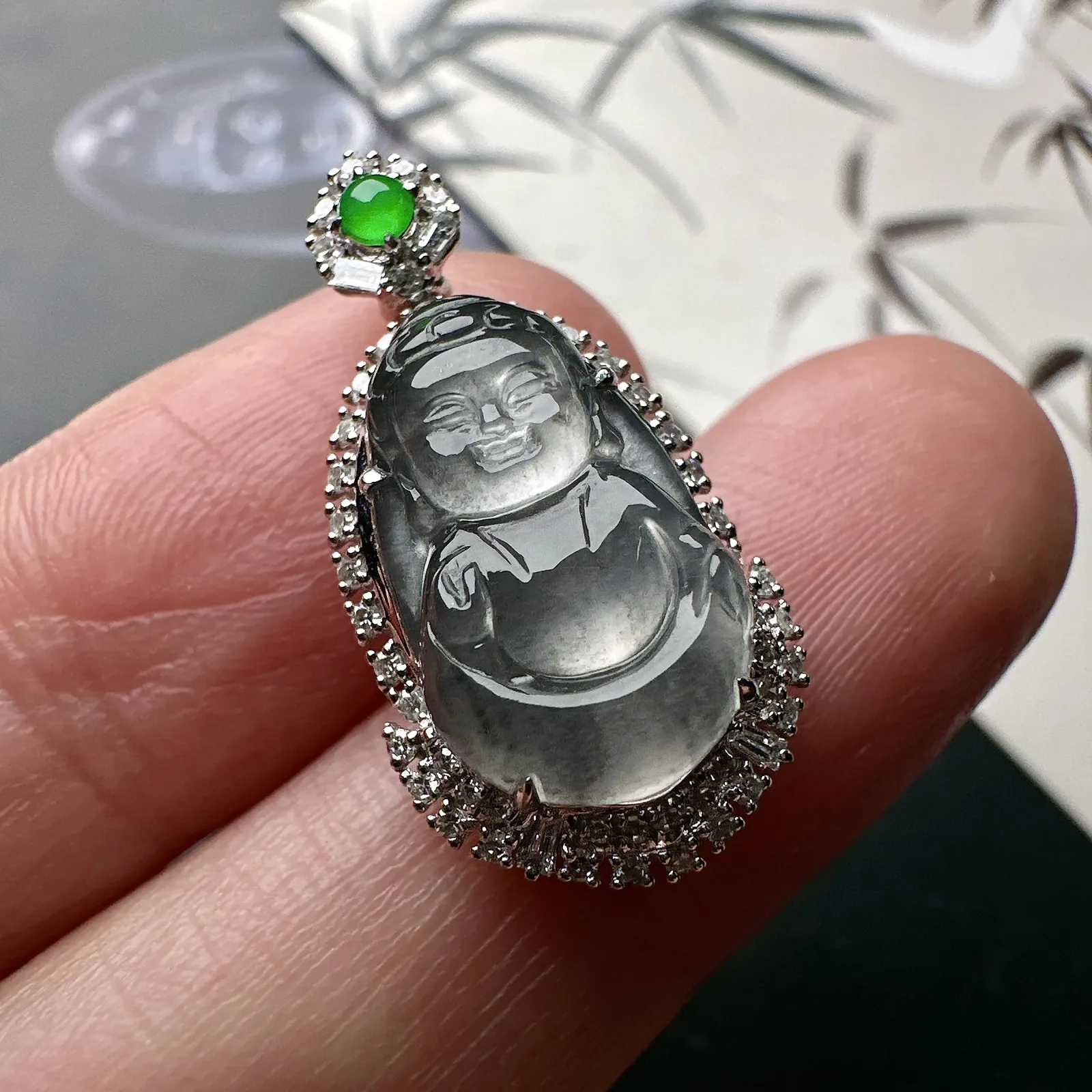 【冰种宝宝观音吊坠】乌鸡黑钢料，种水上乘，晶莹剔透，纯净通透，莹光感很强，18k金钻镶嵌，裸石尺寸15.7*9.5*3.5毫米