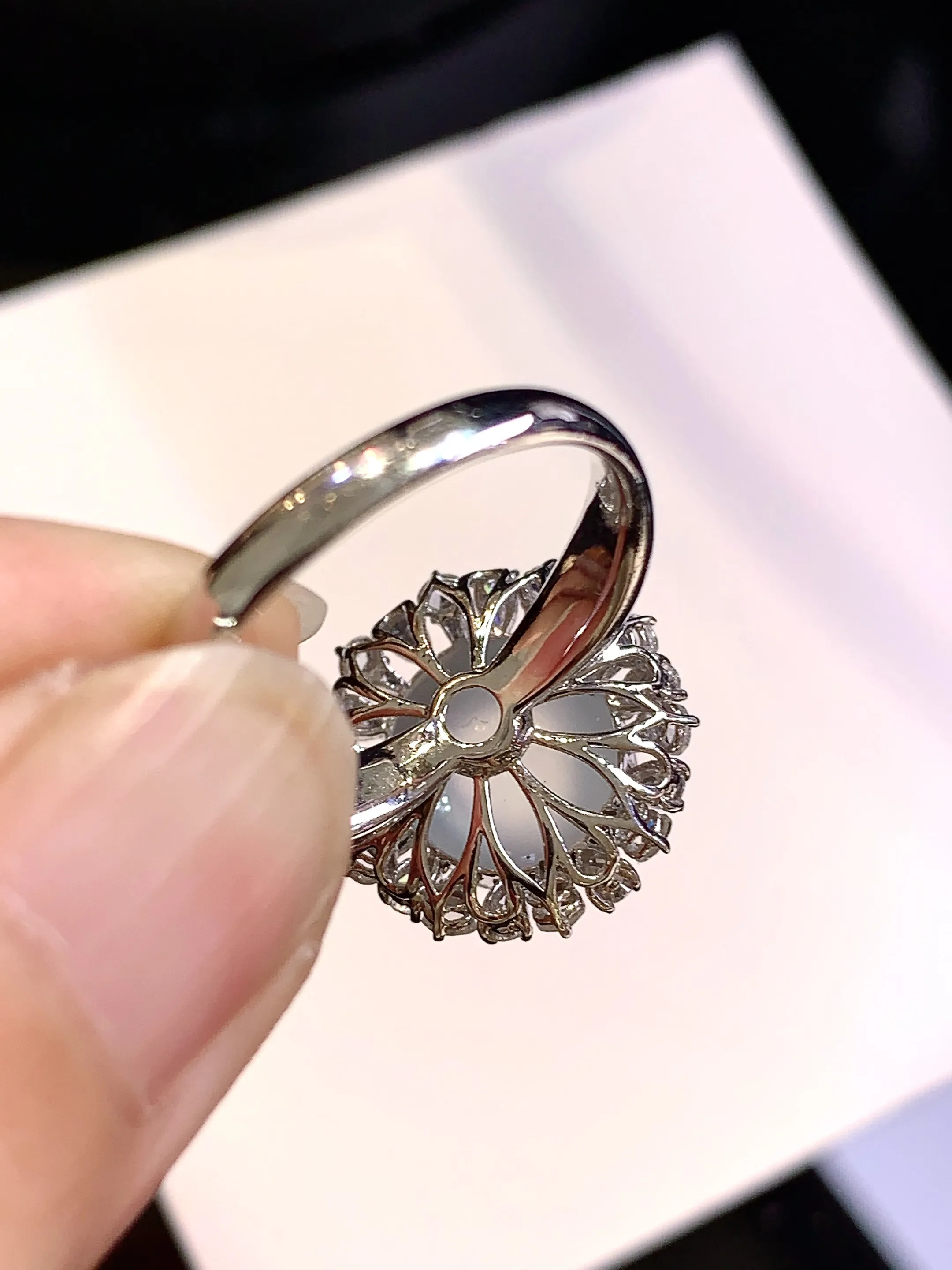 18k金钻镶嵌冰种蛋面戒指 玉质细腻 色泽清新艳丽 圈口14 整体尺寸15.6*14.8*10.7