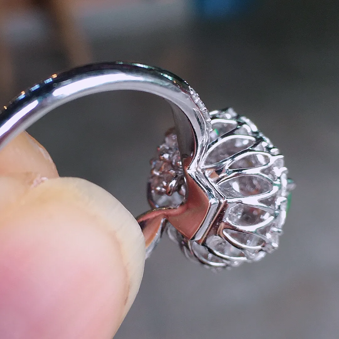 阳绿蛋面戒指/吊坠两用款，色泽均匀艳丽，玉质细腻，荧光感超
强，饱满圆润，尽显优雅气质，18k
金豪华镶嵌