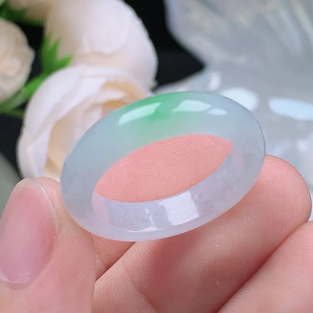 缅甸老坑种翡翠水润起胶飘阳绿戒指玉指环  水润通透 尺寸：19.8-5.4-3.5mm 22号圈口5S