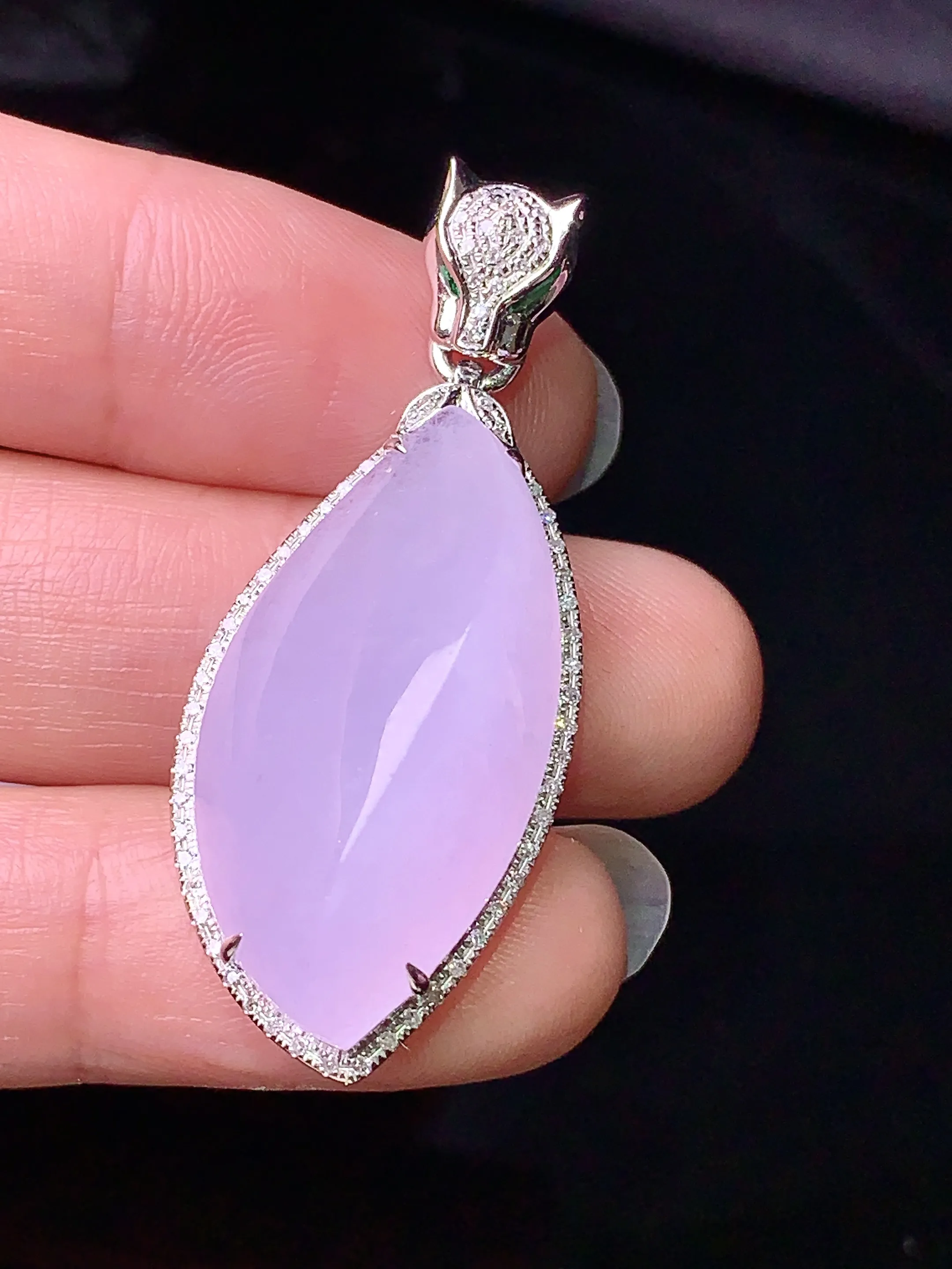 18k金钻镶嵌紫罗兰随形吊坠 玉质细腻 色泽清新艳丽 整体尺寸41.7*17*11.5