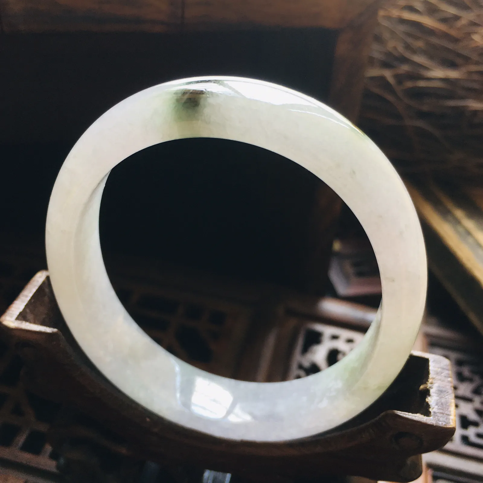 贵妃55.6冰飘花手镯，特色韵味雪花棉，自然光实拍～尺寸：55.6*48.3*12.1*6.9（毫米），适合正圈53.5圈口大小，手工测量略有误差