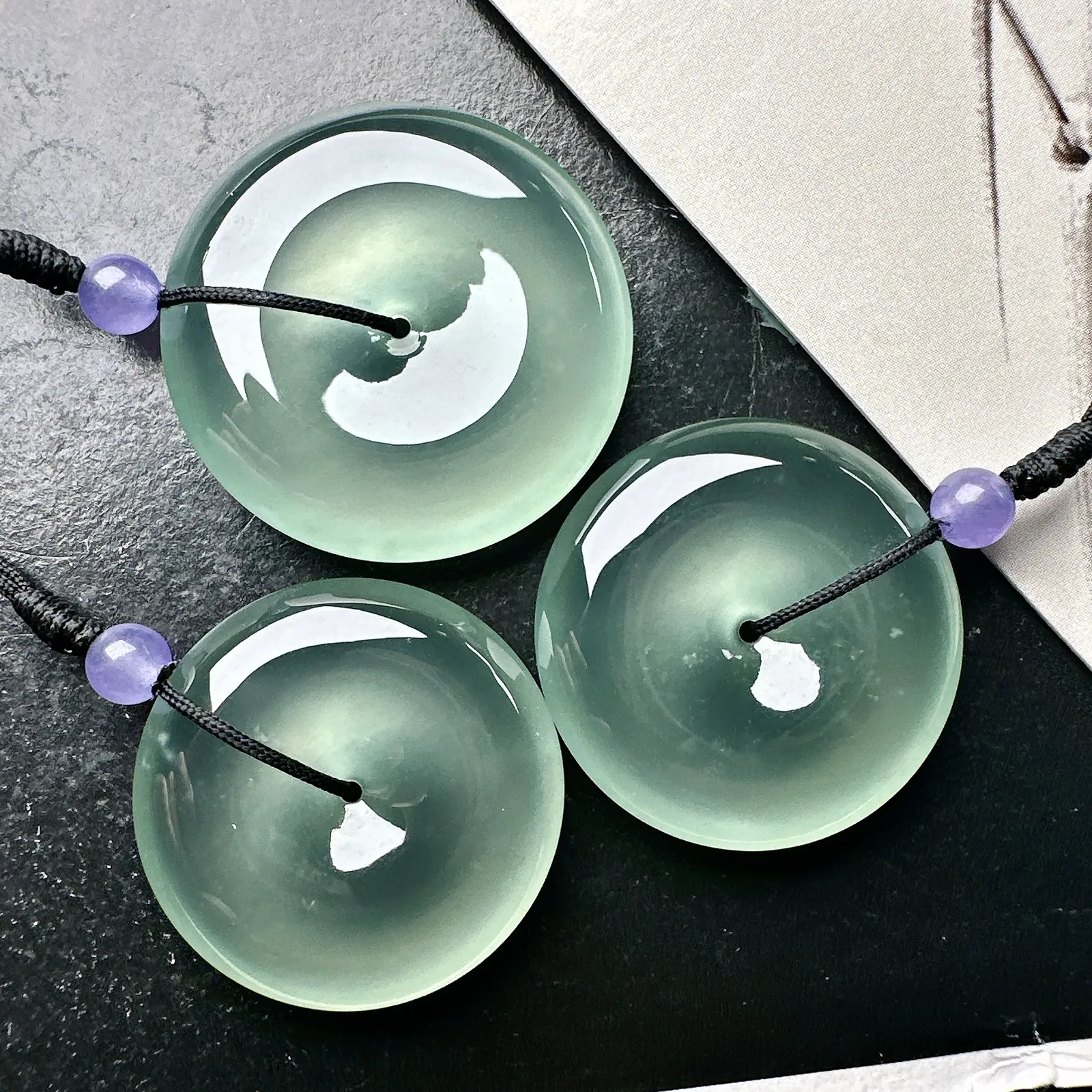 【冰种晴绿平安扣三件】质地细腻，品质很好，冰感十足，胶感明显，收藏品质。尺寸22.6*4.9毫米，尺寸23.6*5.3毫米