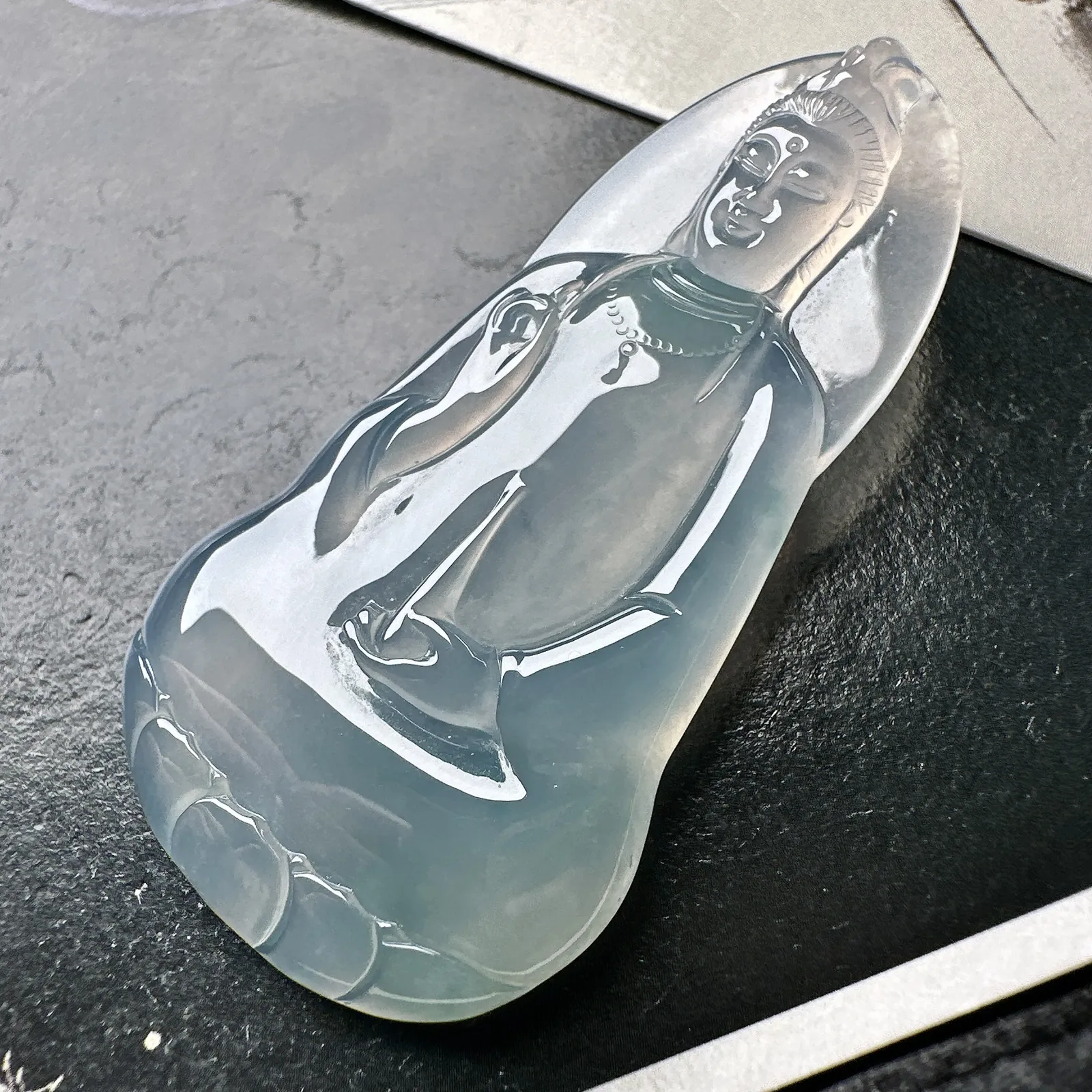 【冰种素衣观音】质地细腻，通透度上佳，冰感十足，适合佩戴