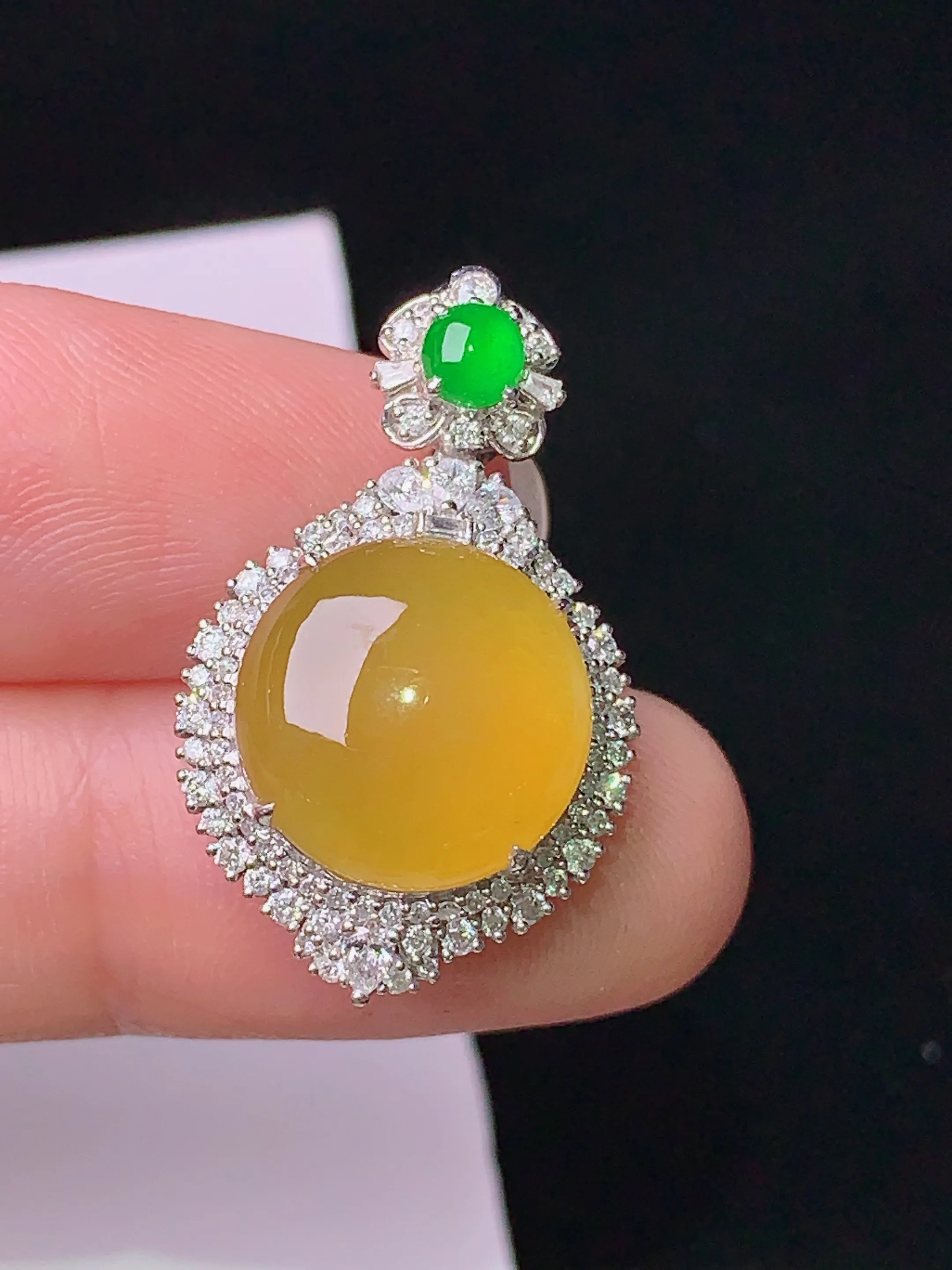 18k金钻镶嵌黄翡蛋面吊坠 玉质细腻 色泽清新艳丽 整体尺寸26.5*16.3*9.8