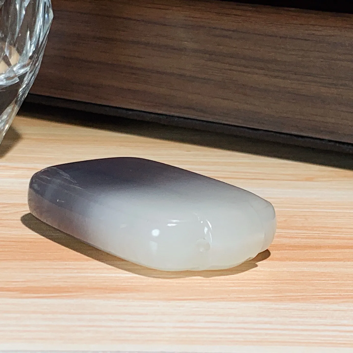 和田玉白加紫罗兰平安无事牌挂件。尺寸52/34/12重50克。玉质细腻油润。手推出油。佩戴高端典雅。lt251113