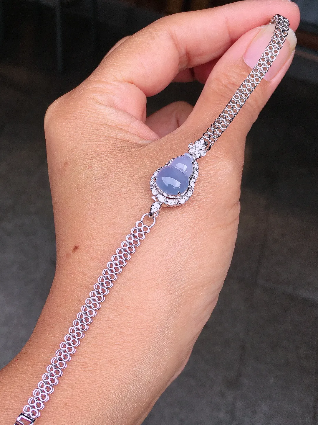 紫罗兰葫芦手链/吊坠两用款，色泽均匀艳丽，玉质细腻，荧光感超
强，饱满圆润，尽显优雅气质，18k
金