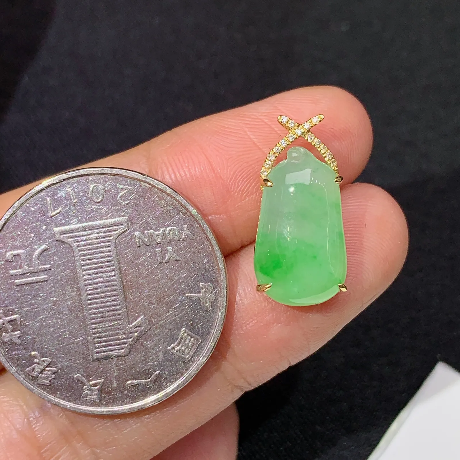 飘绿福瓜吊坠，18k金镶嵌，冰润细腻，色阳，种水足 尺寸18.6*8.8*5.2
