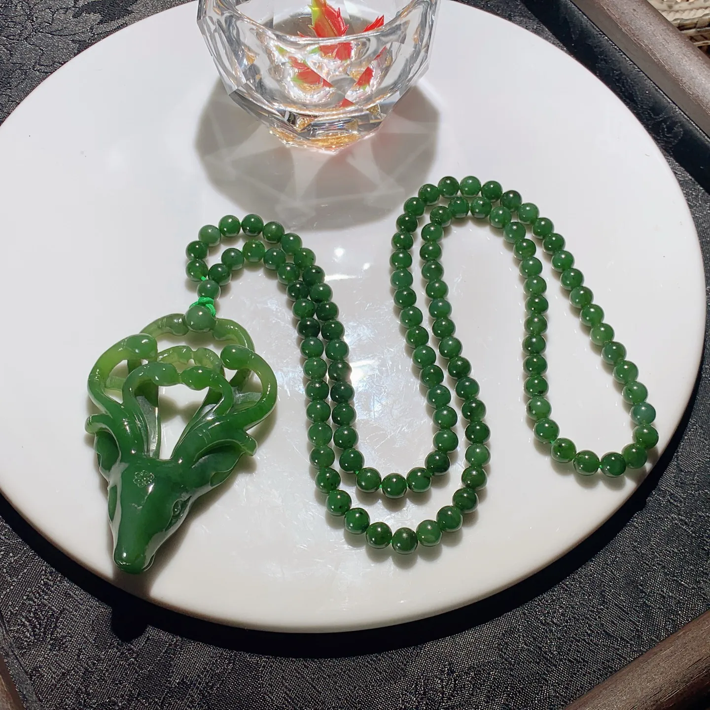 和田玉菠菜绿俄罗斯碧玉一路向前鹿头挂件。尺寸70/46/15重70克。玉质细腻油润。手推出油。佩戴高端典雅。lt251113