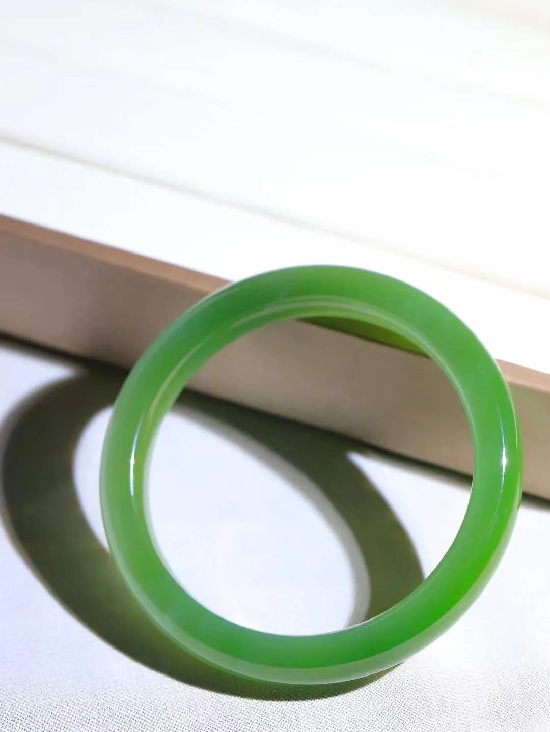 【碧波流转·手镯】

典藏级臻品️和田玉碧玉猫眼手镯，玉质细腻温润，手感舒适，️线条流畅，简约大气，美自天成，佩戴于腕间，婉约之美，举手投足间透出那份低调奢华，醉人心扉。
重60.2克 内径圈口62mm尺寸11.9-9.3mm  FDA-131101308