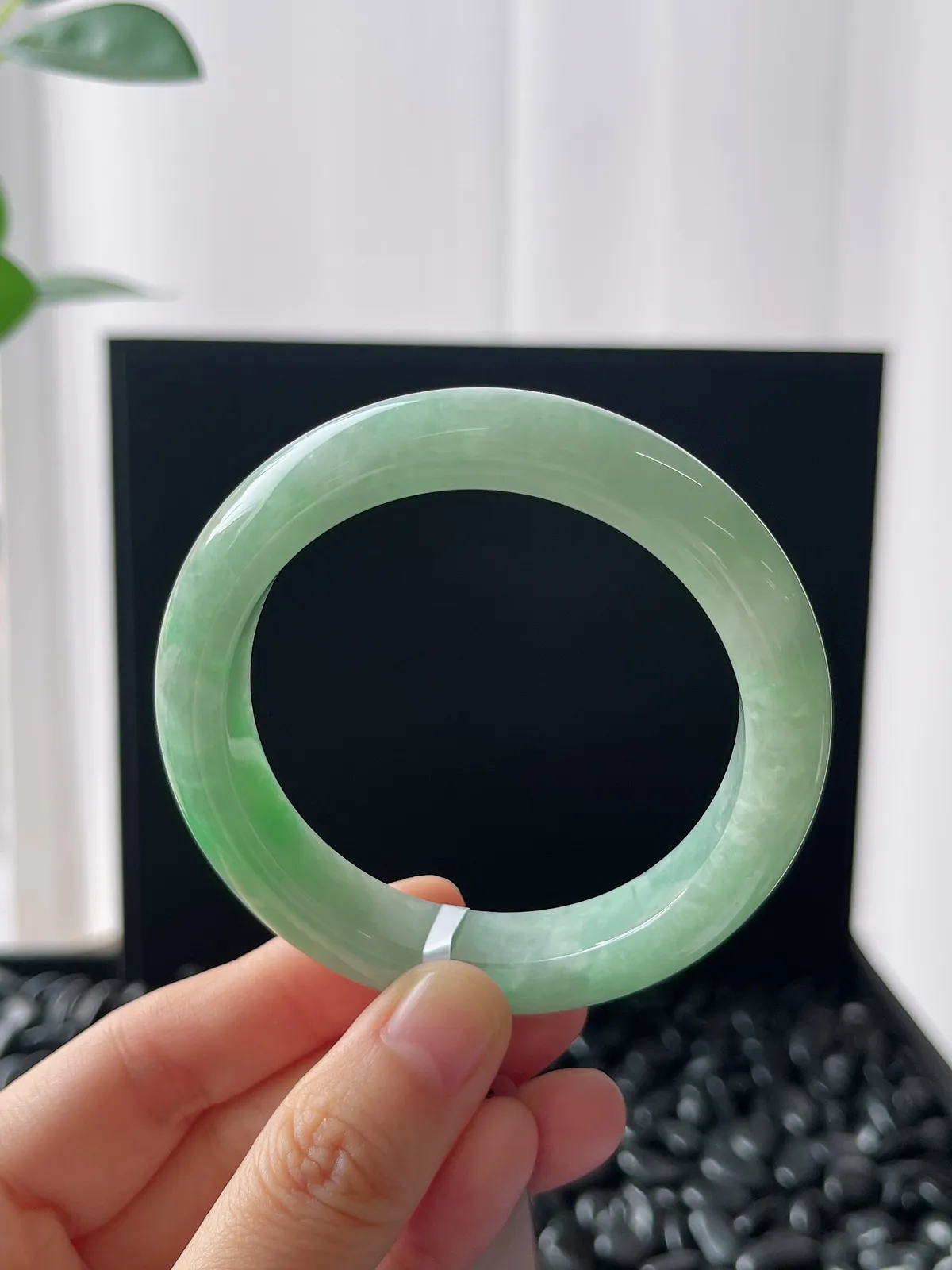 正圈53.5圈口，翡翠糯化种淡绿色手镯