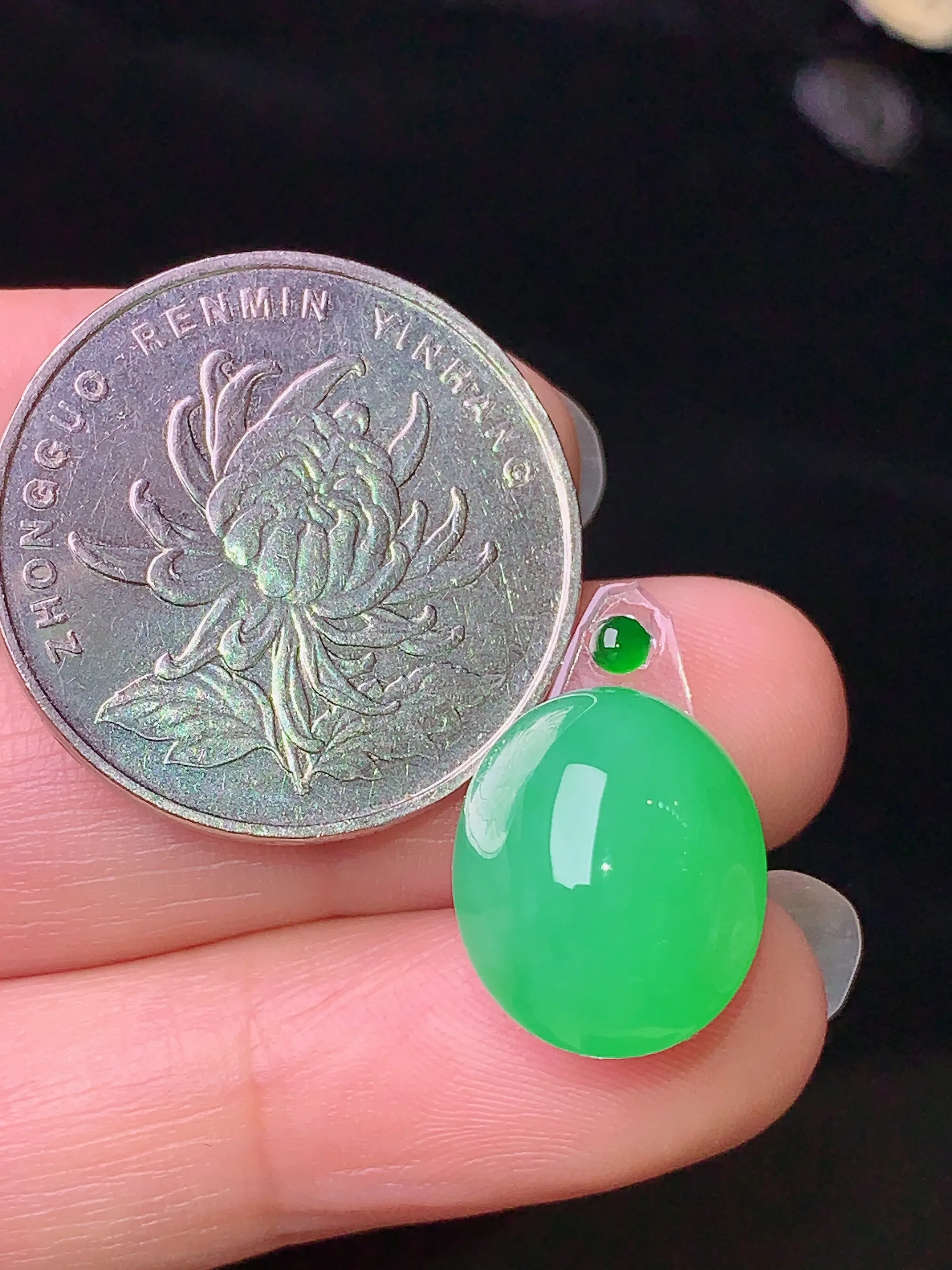 镶嵌款 翠绿蛋面吊坠 玉质细腻 色泽清新艳丽 整体尺寸15*12.5*8.5