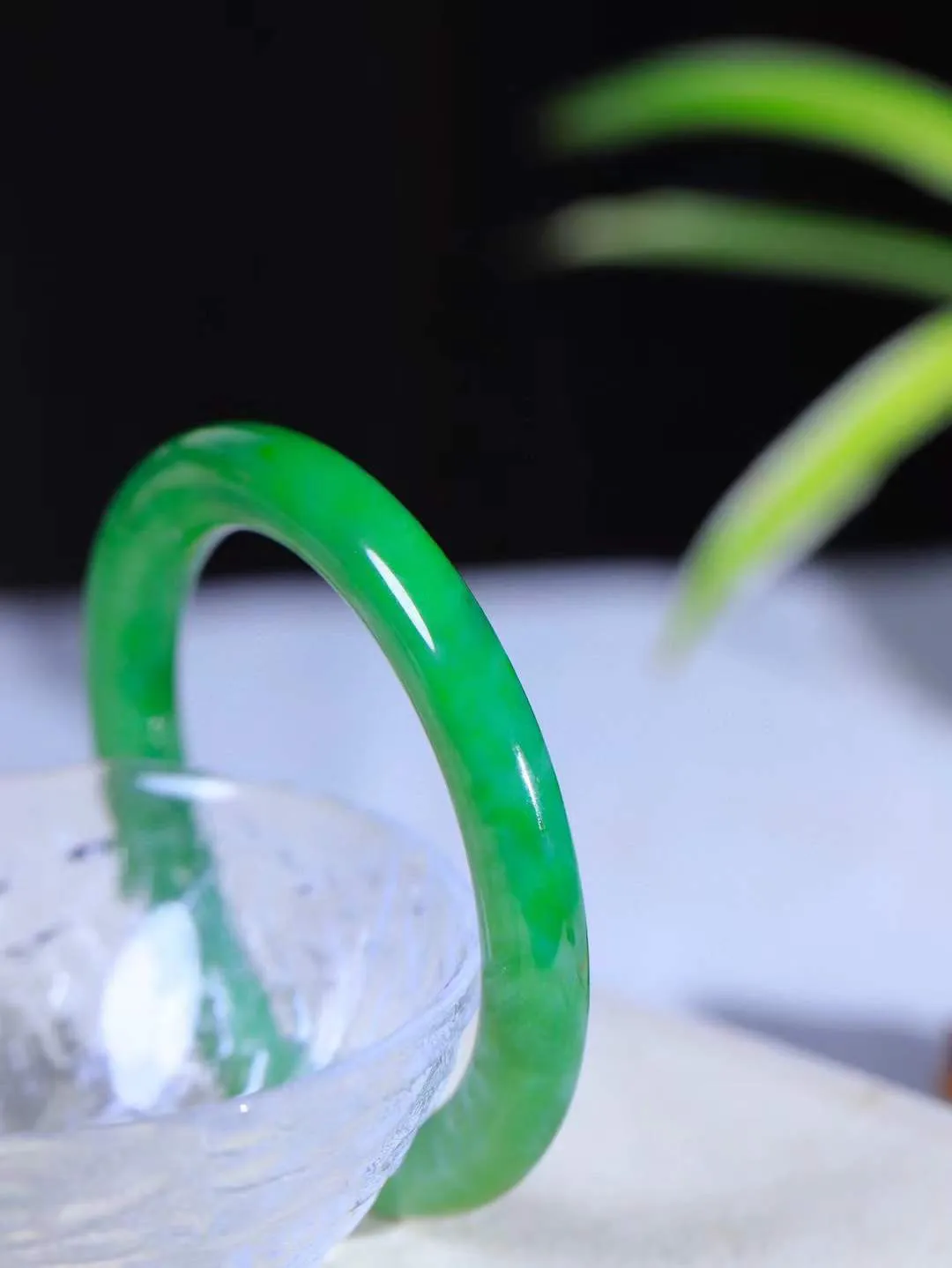 【温润如心.镯】

精品️和田玉碧玉手镯，精选上等碧玉料，色泽清透，质地细腻。佩戴它，感受千年玉文化的温润与优雅，愿它为您带来平安与幸福。重50.3克  尺寸59-9-10mm  101101311A