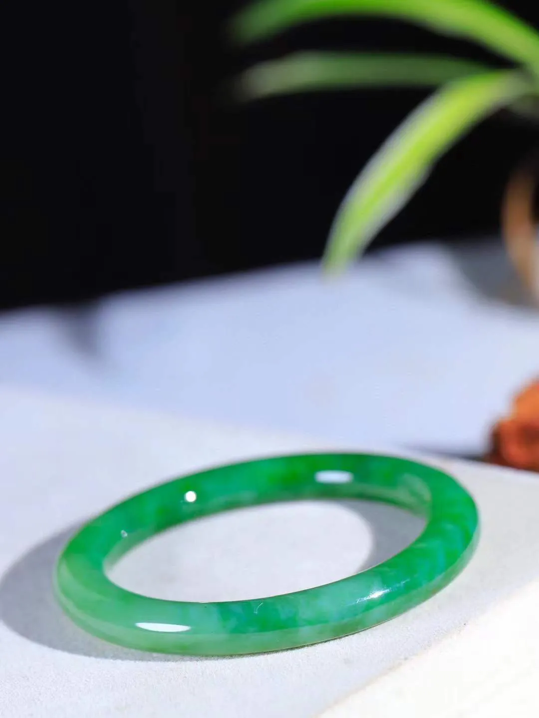 【温润如心.镯】

精品️和田玉碧玉手镯，精选上等碧玉料，色泽清透，质地细腻。佩戴它，感受千年玉文