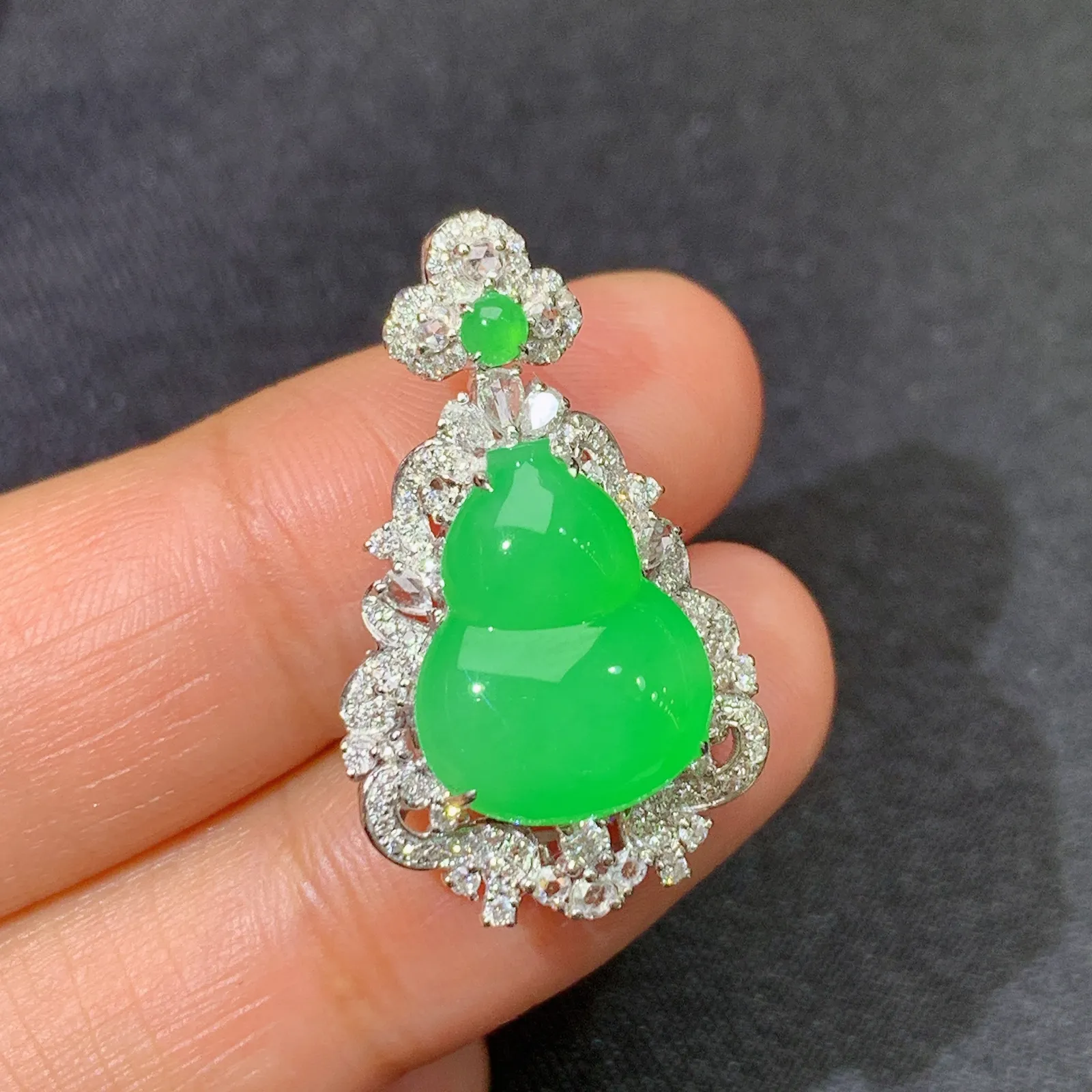 阳绿葫芦吊坠，18k金镶嵌，色泽鲜阳，冰润细腻，种水足 尺寸27.2*16.3*8.5