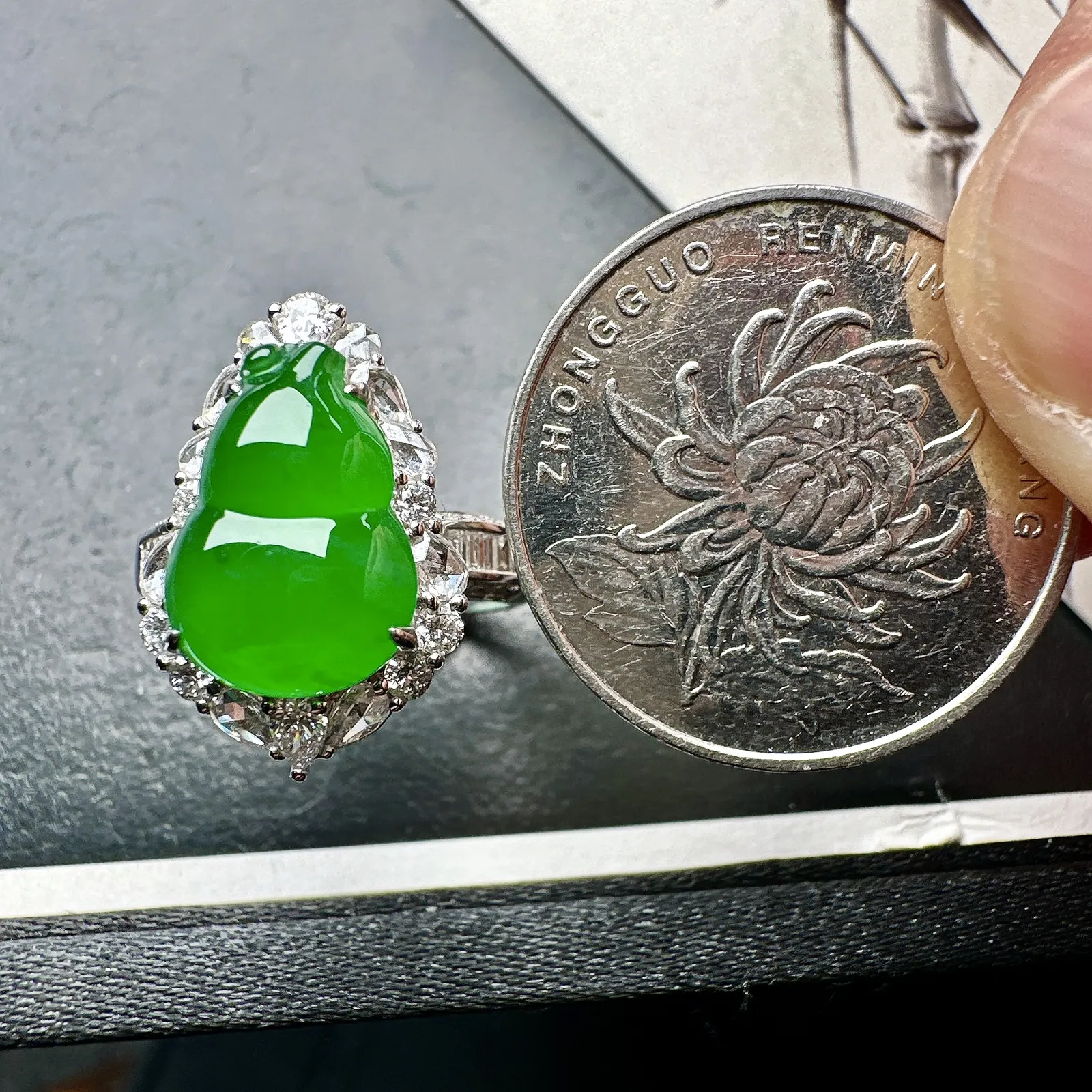 【冰种满绿葫芦戒指】种水色俱全，冰透闪亮，通透感饱满度很好，18k金钻豪华镶嵌，裸石尺寸13.3*9.4*4.4毫米
