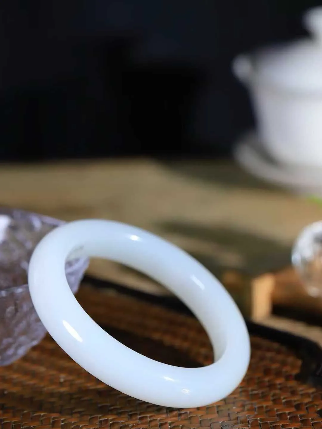 [温润如玉.手镯]

收藏级臻品和田玉糖白玉手镯。玉质温润细腻 油性十足 手感舒适，高华雅逸，线条流畅，简约大气，美自天成，素雅高贵。佩戴于腕间，婉约之美，举手投足间透出那份低调奢华。重67克 内径58mm尺寸13-10mm FDA-12110600