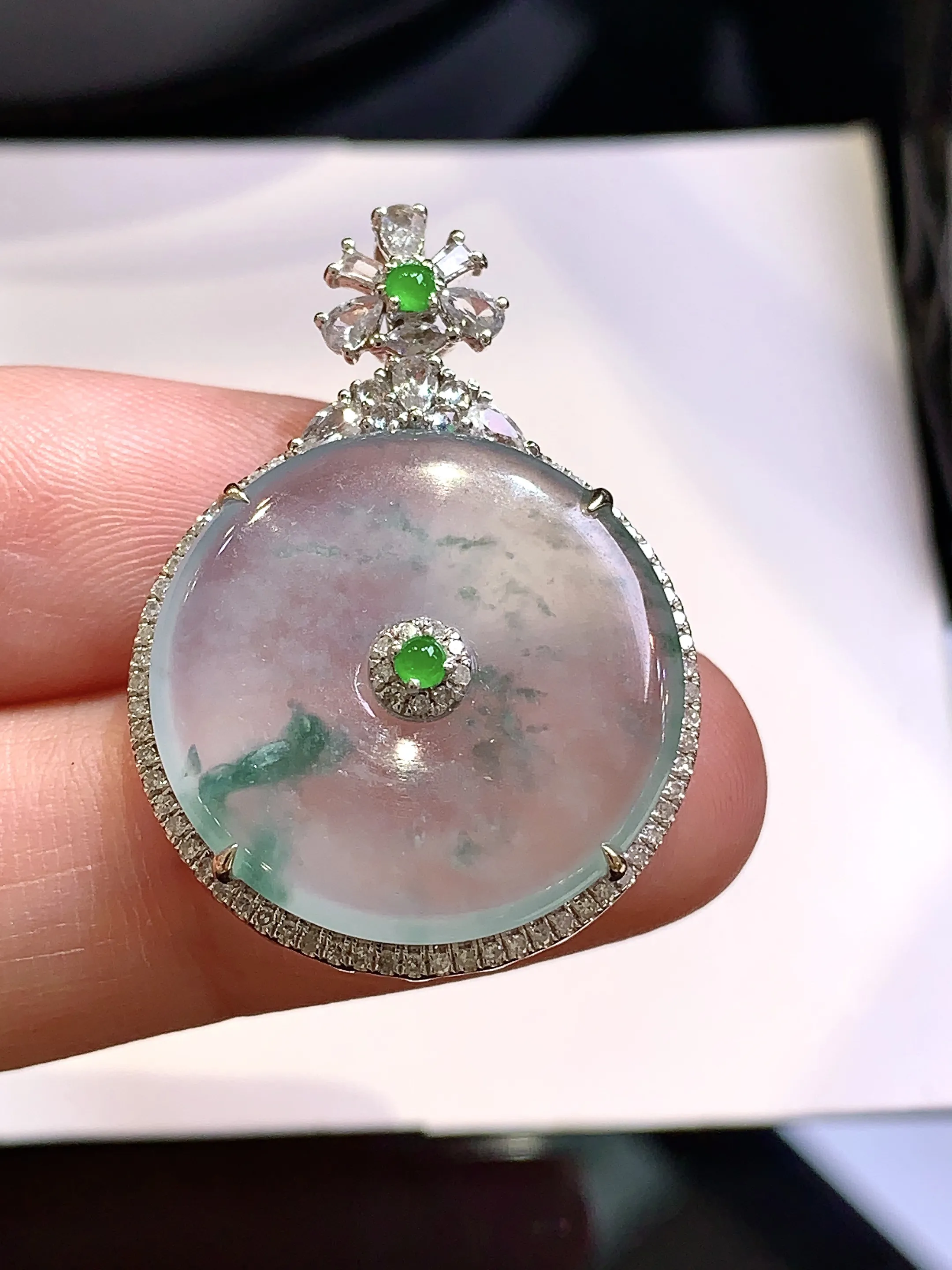 18k金钻镶嵌冰种平安扣吊坠 玉质细腻 色泽清新艳丽  整体尺寸31.3*22.5*5.8