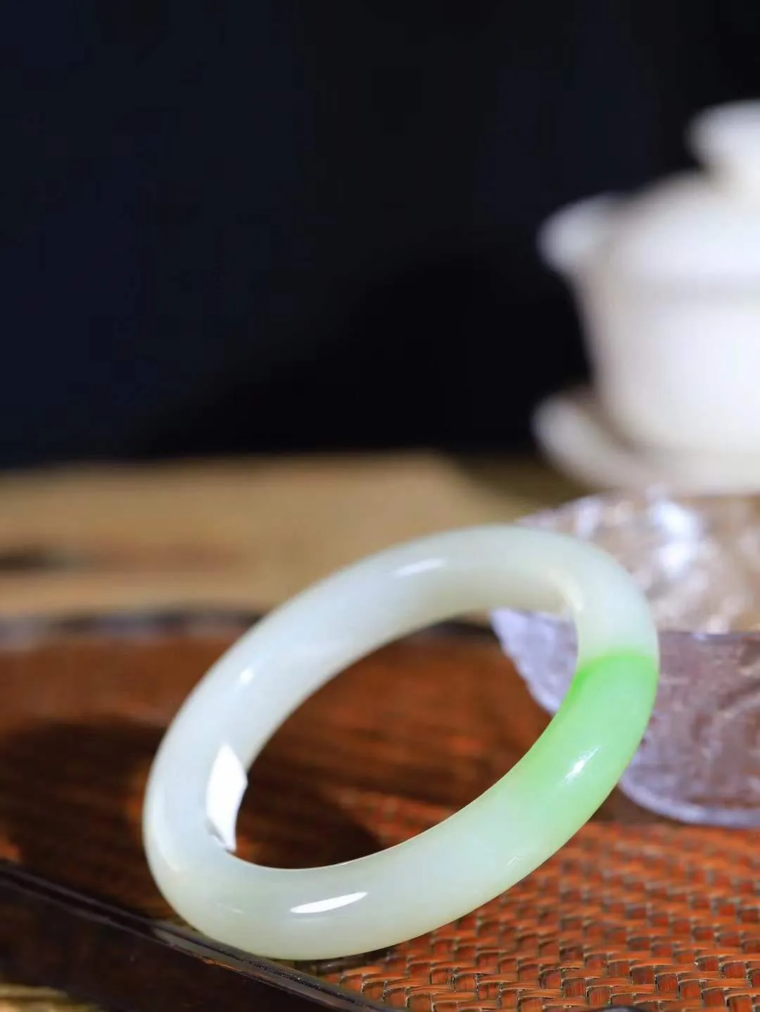 【翠色怡人.手镯】

典藏级臻品和田玉翠青手镯，精品超级美镯，玉质细腻饱满，️温润脂香，仙雾缥缈，怡静如画，意蕴十足～，戴于腕间，神秘与高贵并存，给人以出尘的风雅，优美脱俗，气质非凡。重67.2克 内径58mm尺寸12.4-10.3mm191151300A