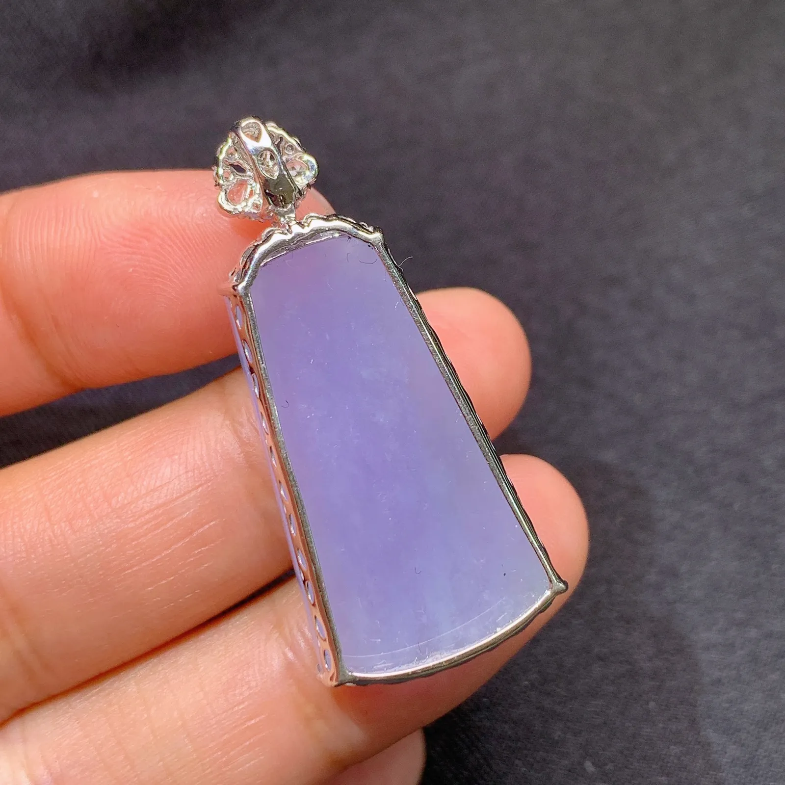 紫罗兰无事牌吊坠，18k金镶嵌，温润细腻，颜色鲜艳 尺寸37.7*17.5*7.6