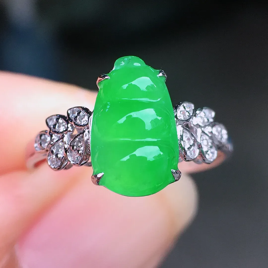 阳绿福豆戒指，色泽均匀艳丽，玉质细腻，荧光感超
强，饱满圆润，尽显优雅气质，18k
金豪华镶嵌