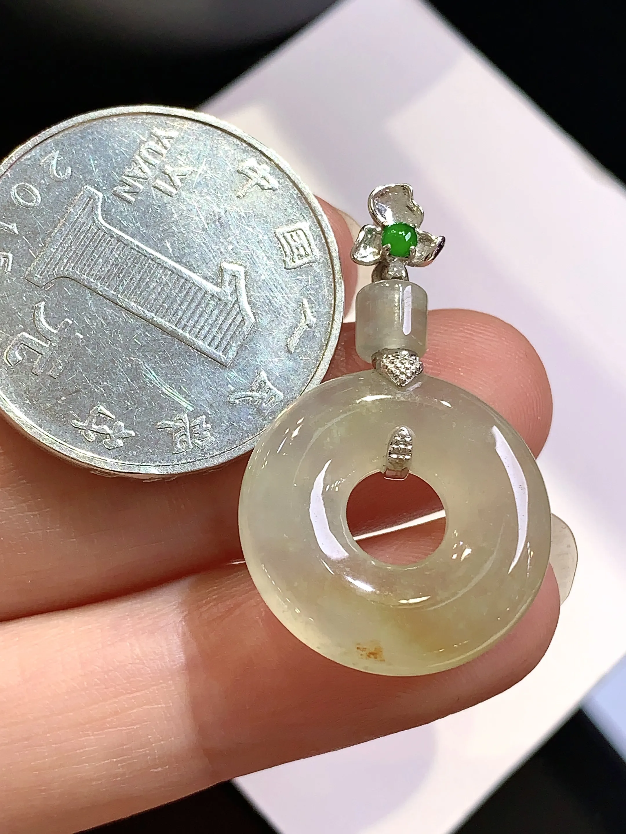 18k金钻镶嵌黄翡平安环吊坠 玉质细腻 色泽清新艳丽 整体尺寸32.3*19.3*4.2