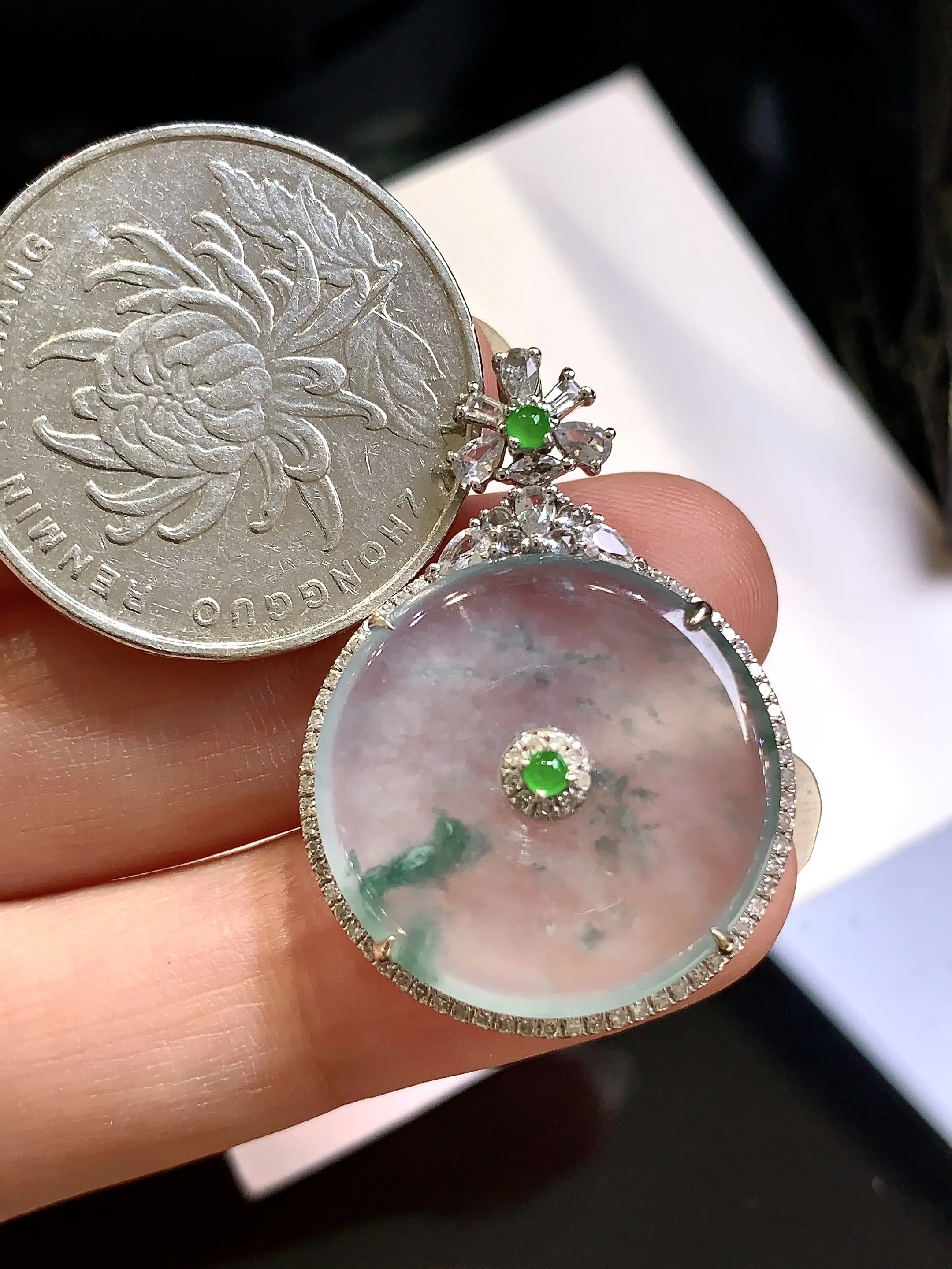 18k金钻镶嵌冰种平安扣吊坠 玉质细腻 色泽清新艳丽  整体尺寸31.3*22.5*5.8