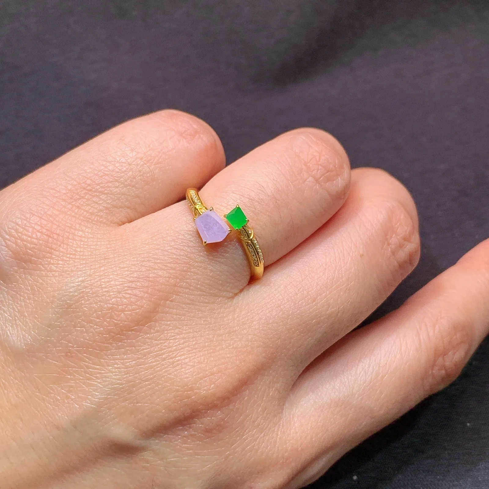 冰紫阳绿随形戒指，18k金镶嵌，款式新颖，冰润鲜艳，种水足 圈口14 尺寸5.2*3.5*2