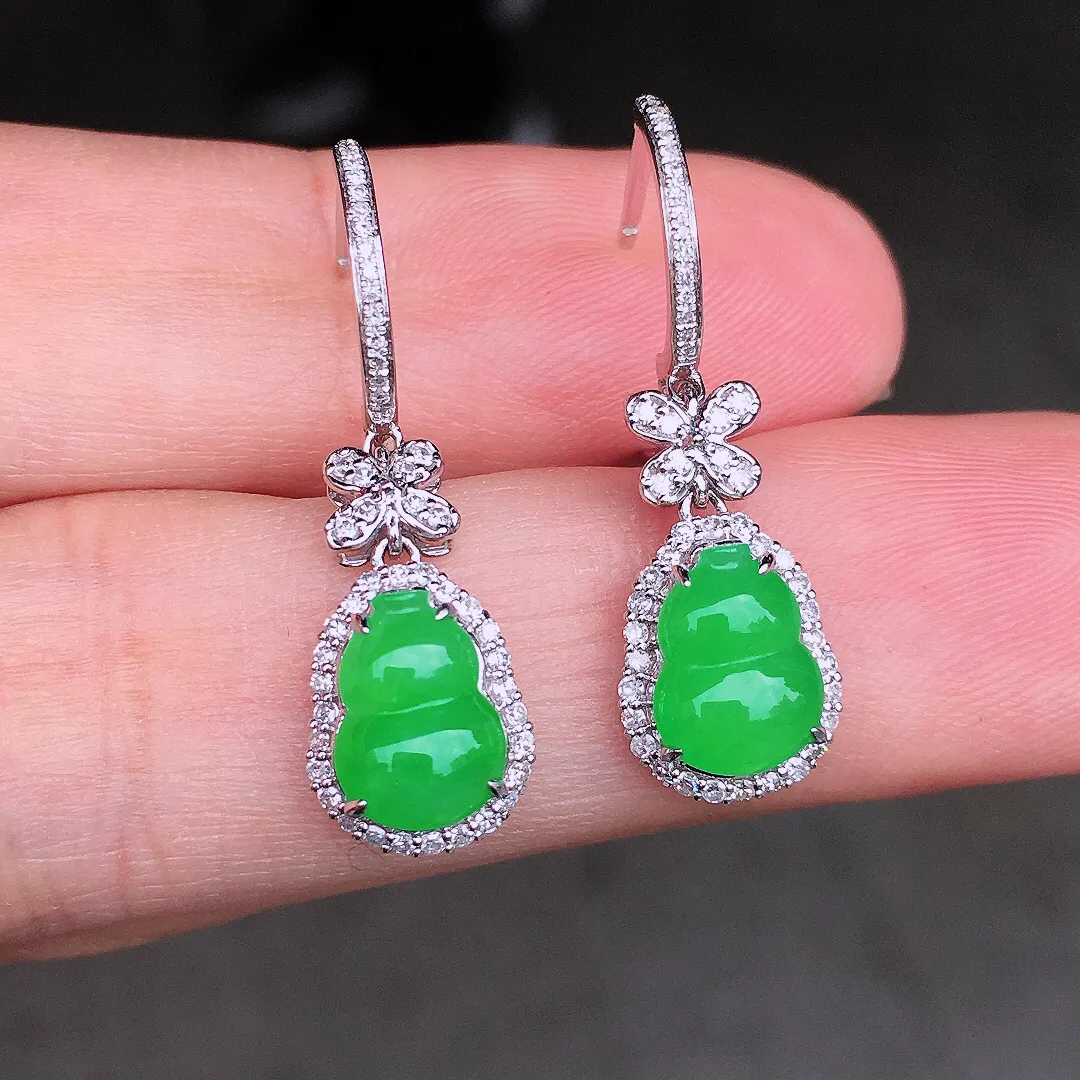 阳绿葫芦耳坠，色泽均匀艳丽，玉质细腻，荧光感超
强，饱满圆润，尽显优雅气质，18k
金豪华镶嵌