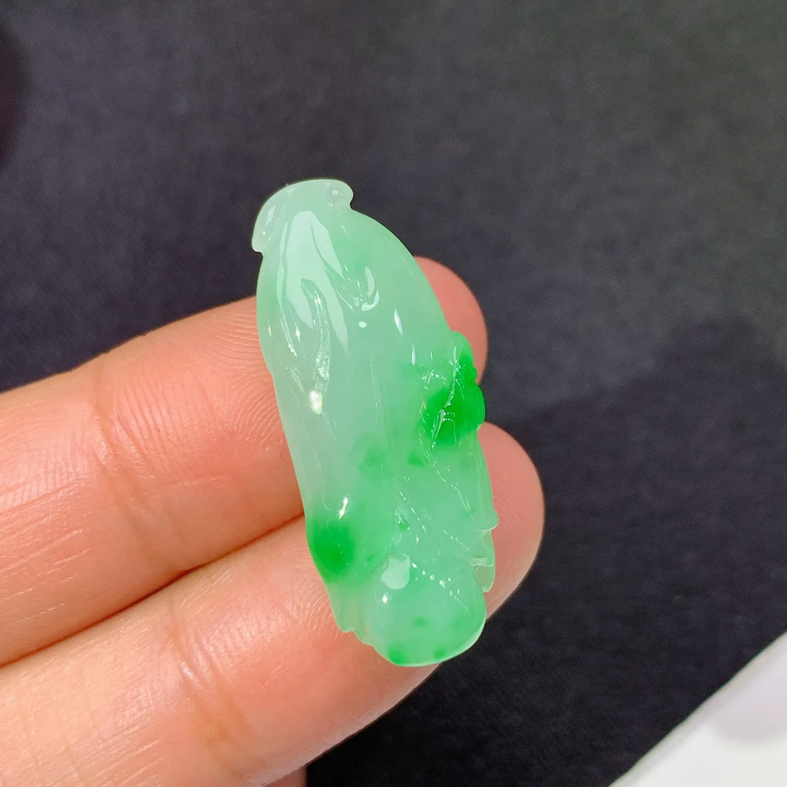 飘绿白菜吊坠 镶嵌佳品，冰润细腻，种水足 尺寸28*11.3*6.4