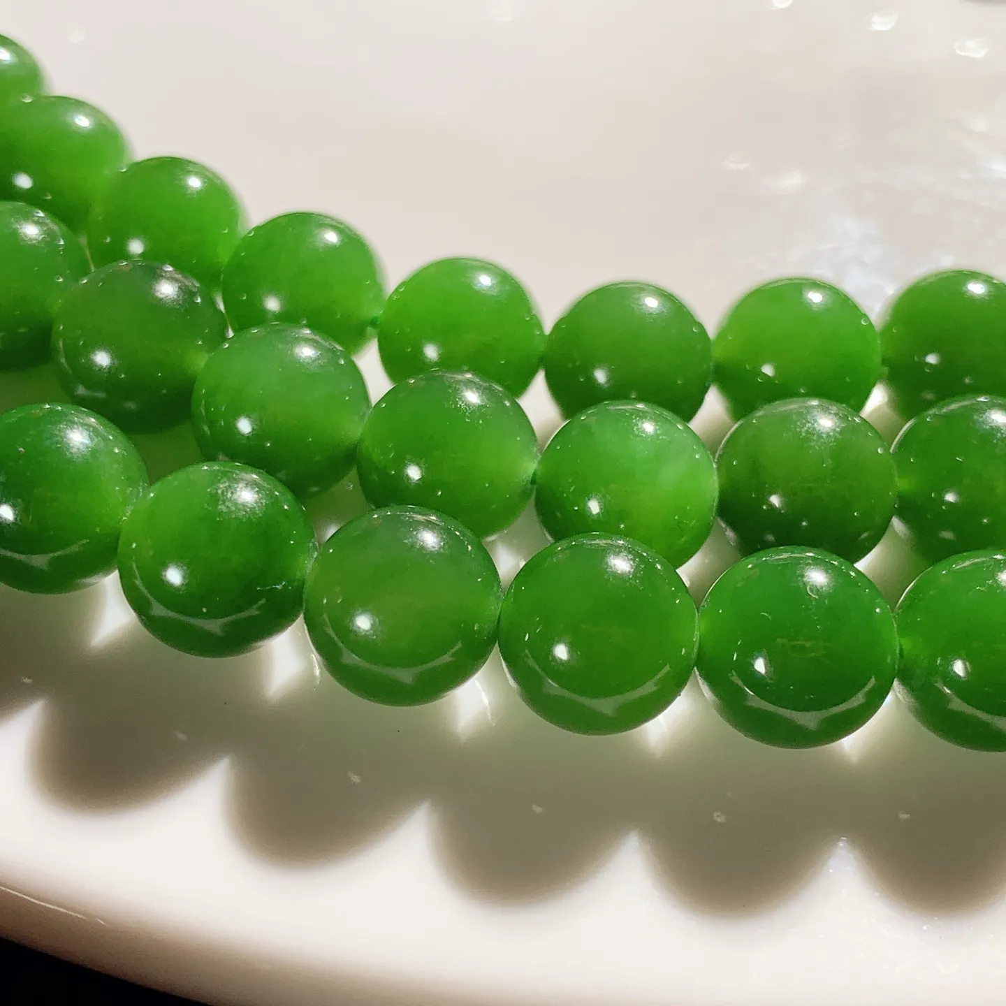 和田玉鲜阳绿俄罗斯碧玉108佛珠项链。单颗尺寸9重144克。玉质细腻油润。手推出油。佩戴高端典雅。lt251113