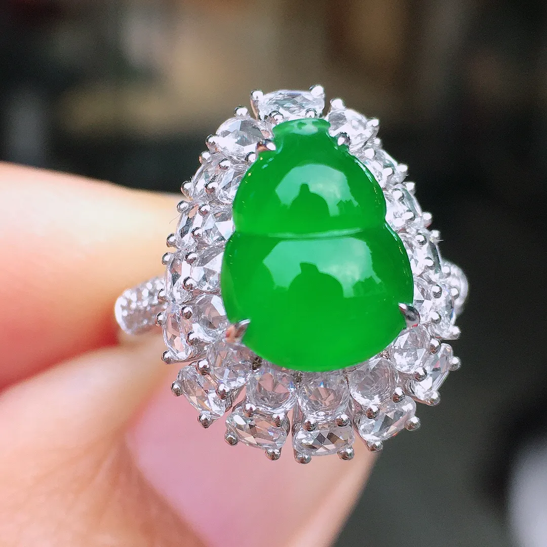 阳绿大葫芦戒指，色泽均匀艳丽，玉质细腻，荧光感超
强，饱满圆润，尽显优雅气质，18k
金豪华镶嵌